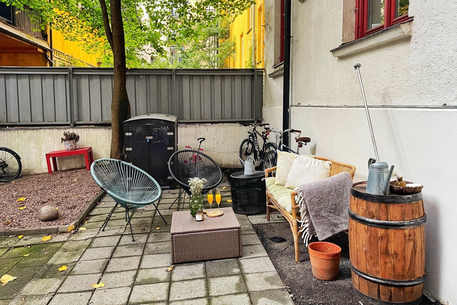 Hyggelig bakgård med sittegruppe og sykkelparkering. Det er engasjert en gruppe til å oppgradere bakgårdene i borettslaget. Galleribilde