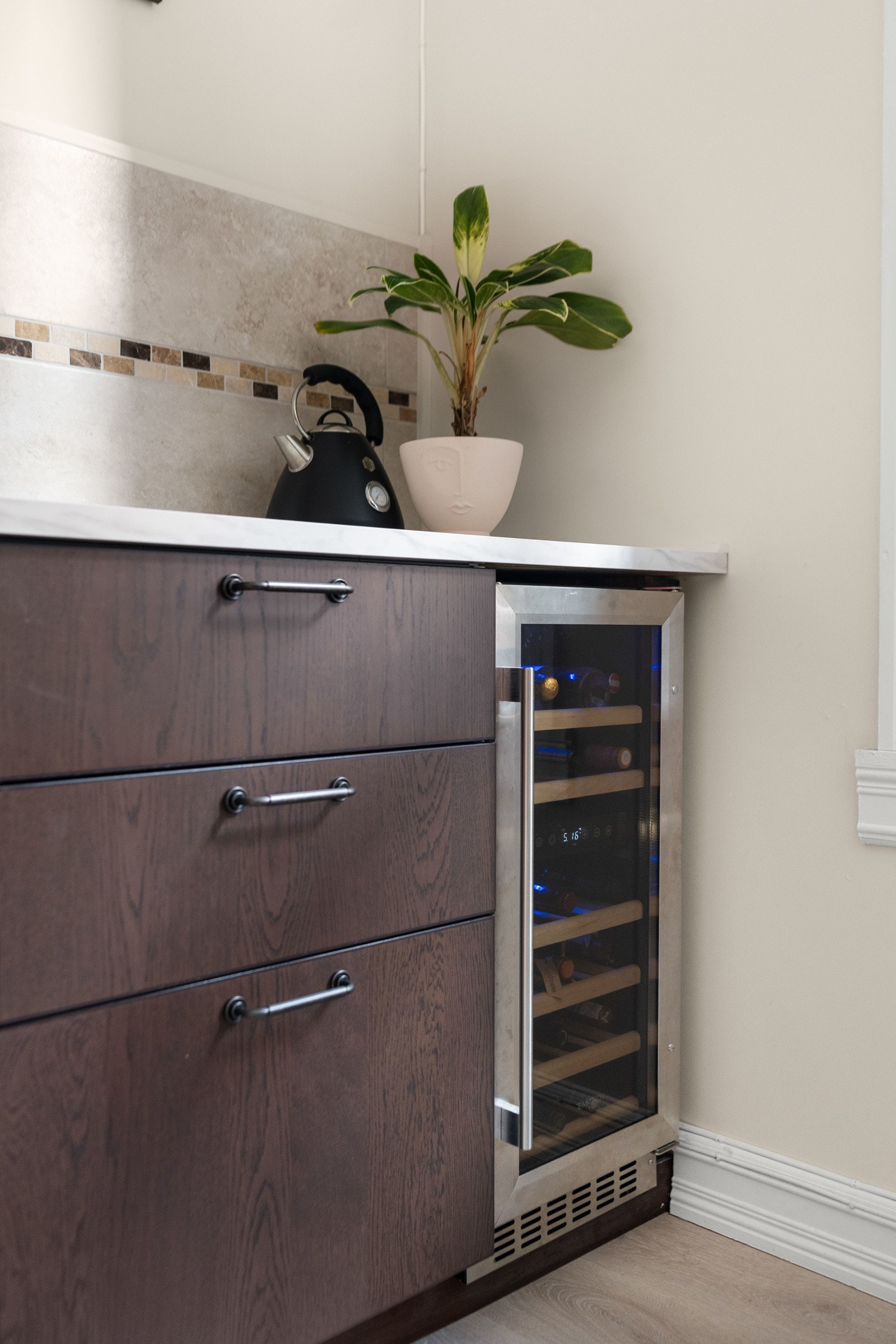 Frittstående vinskap. Galleribilde