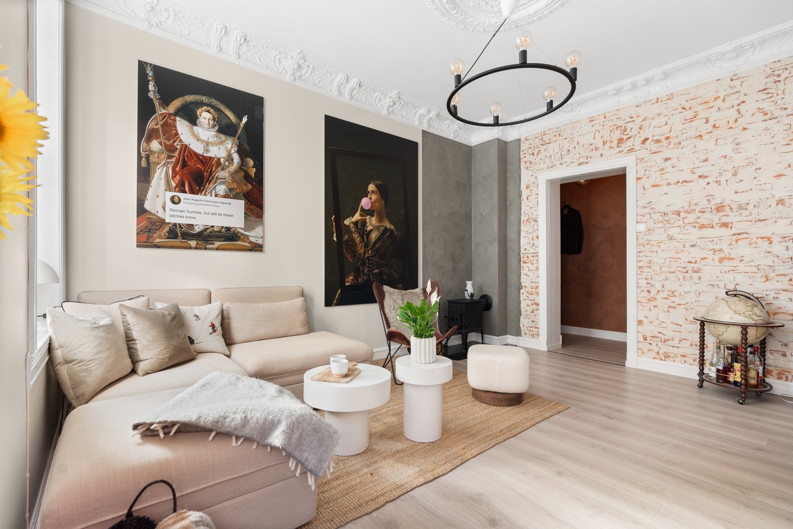 Boligen byr på store vindusflater med dype karmer, god takhøyde opp mot 3m, rosett og stukkatur, karakteristisk teglsteinsvegg og en fantastisk romfølelse! Galleribilde