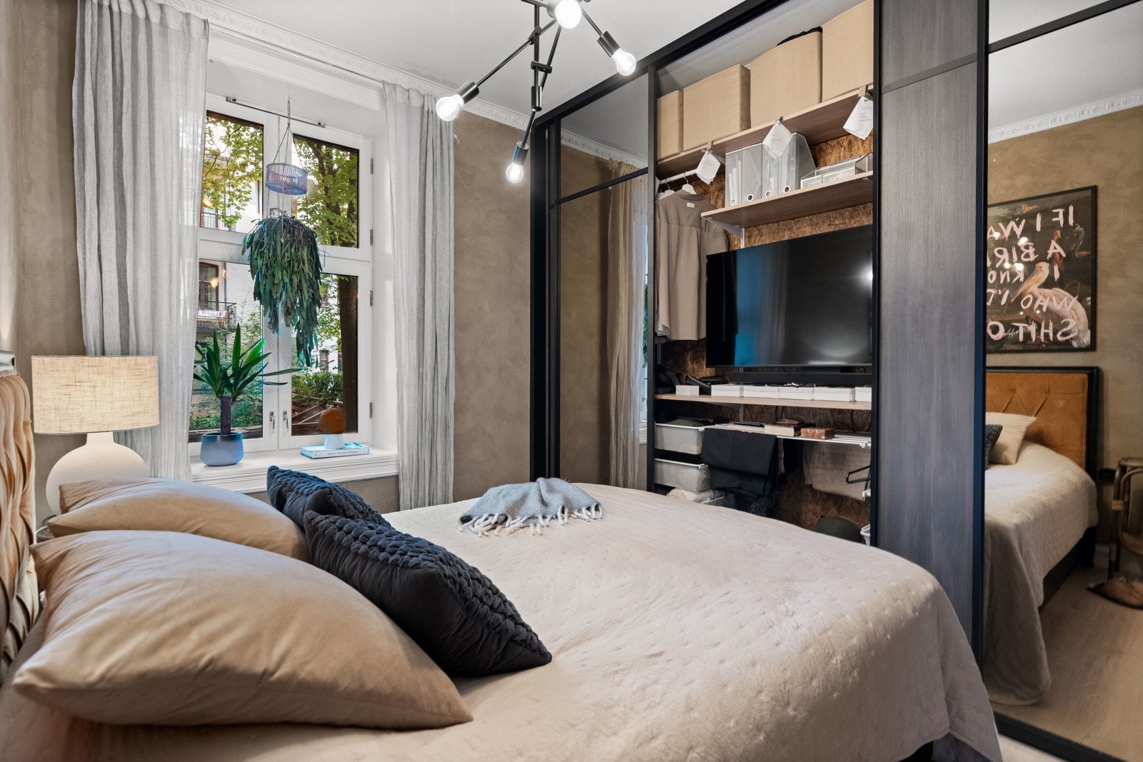 Naturlig plass til TV i midtre del av garderoben, eller plass til å sette inn ekstra hyller, alt etter behov og ønske. Galleribilde