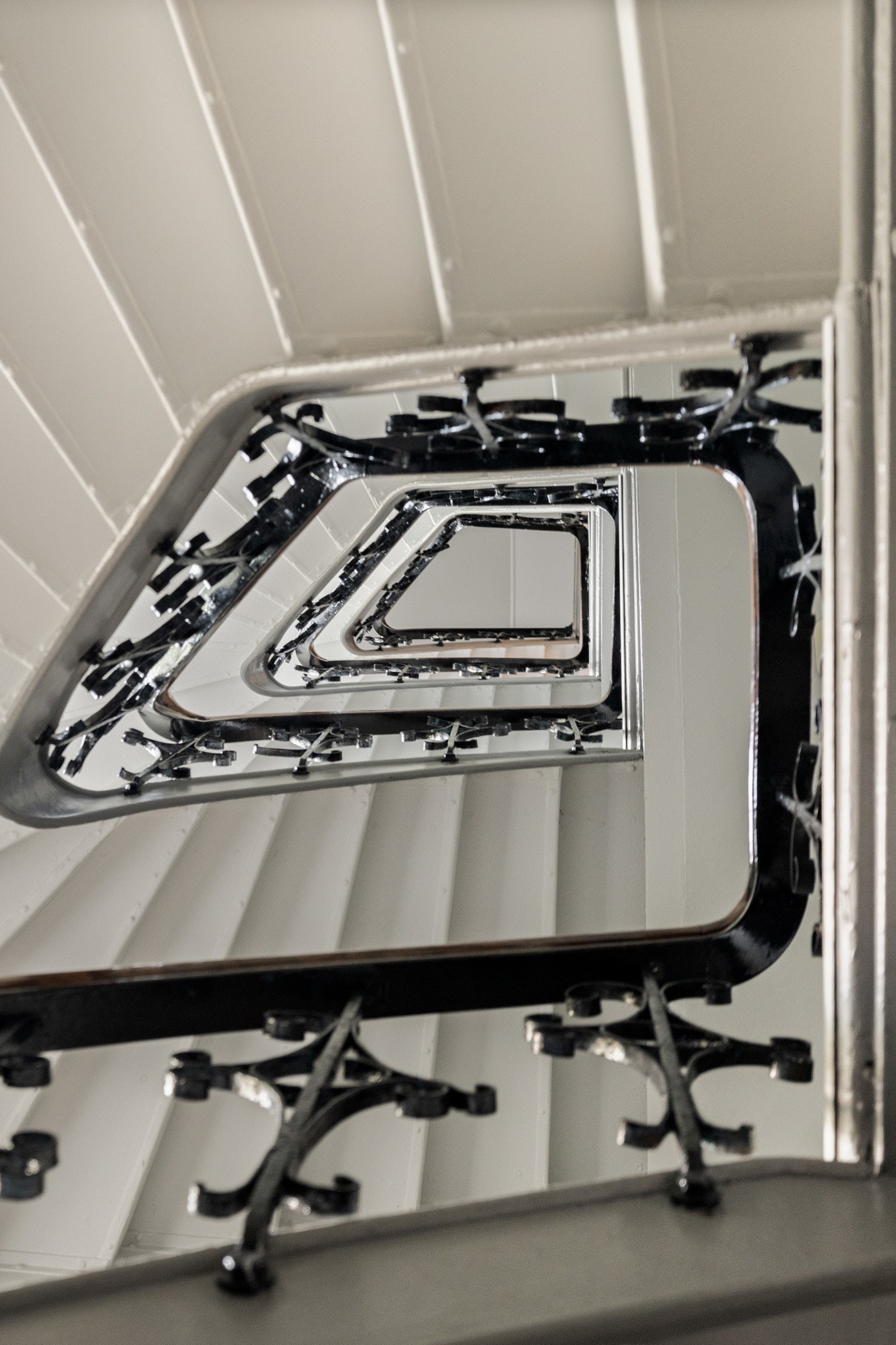 En klassisk bygård på Løkka som består av 4 etasjer samt kjeller og loft. Galleribilde