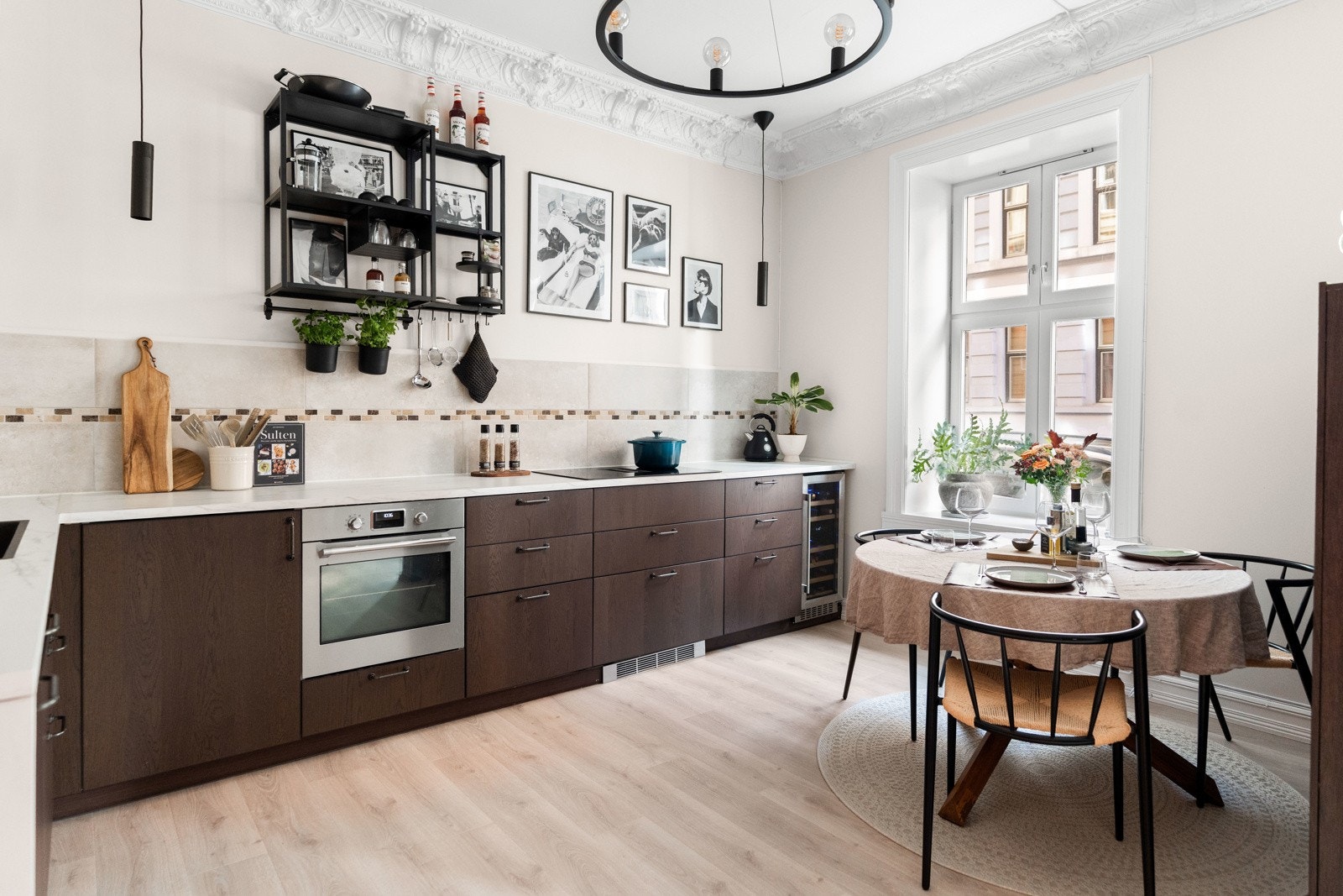 En særdeles sosial og hyggelig sone med spiseplass. I 2022 ble kjøkkenet flyttet til stuen fra nåværende soverom, og vegg mellom stue og kjøkken ble fjernet til fordel for en sosial og åpen løsning. Galleribilde