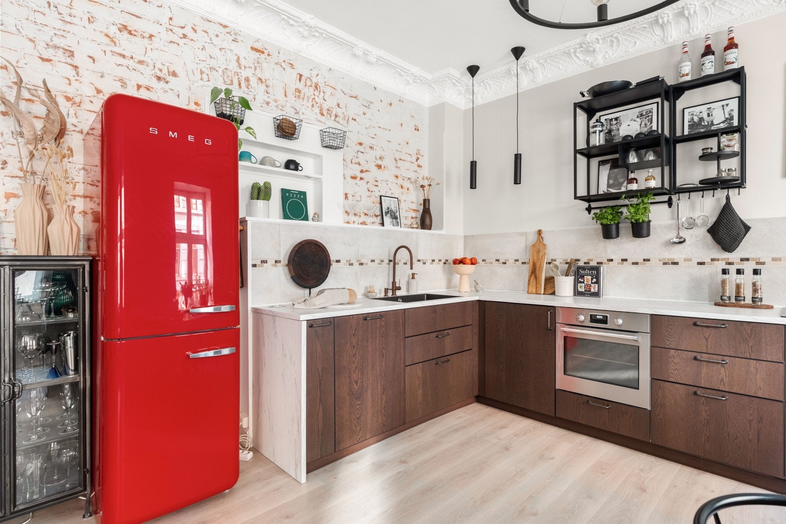 Kjøkkenventilator med kullfilter integrert i platetoppen. Galleribilde