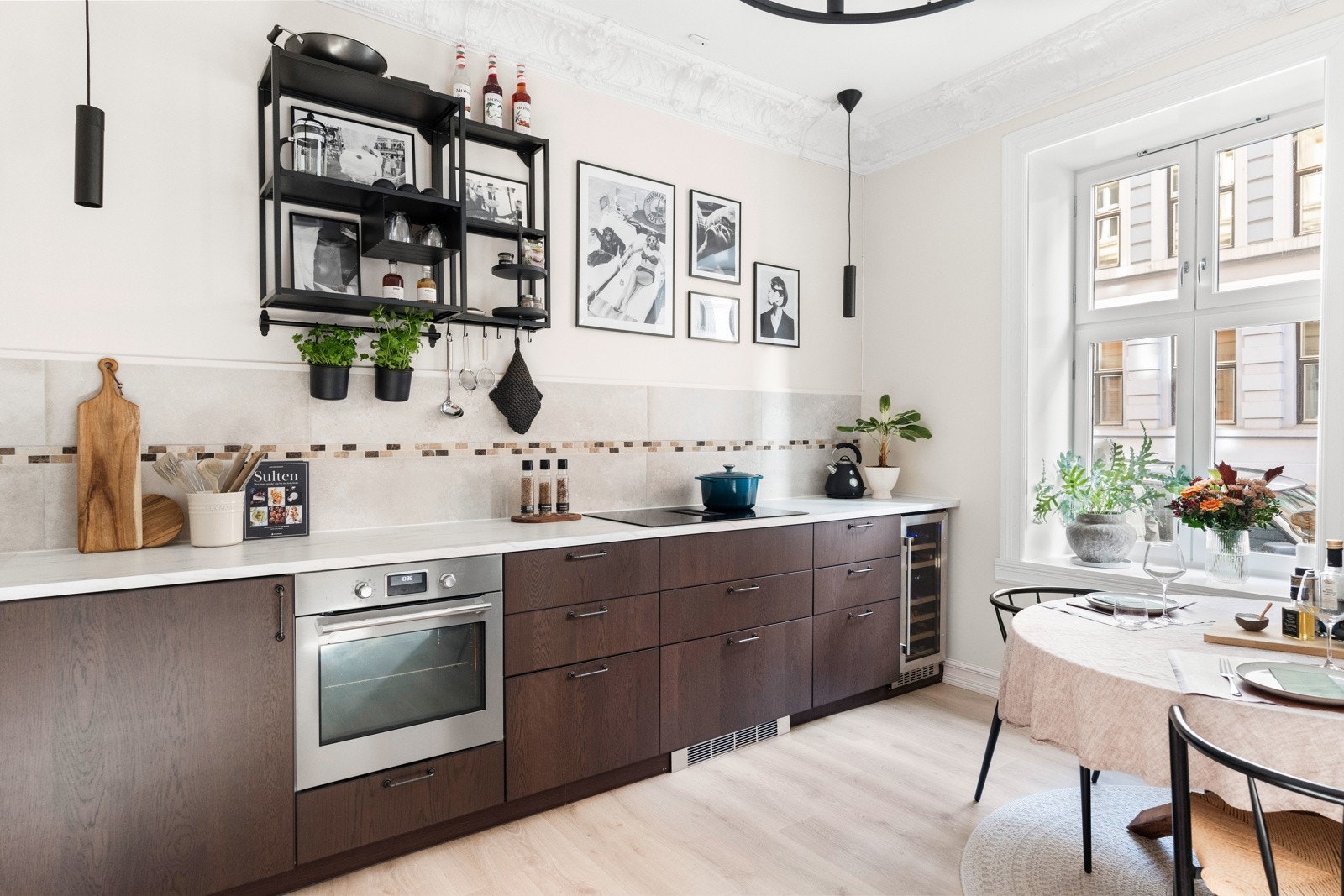 Boligen er betydelig pusset opp i 2022 med bl.a nytt stilrent kjøkken. Tre store vindusflater, dype vinduskarmer og godt med naturlig lys. Galleribilde