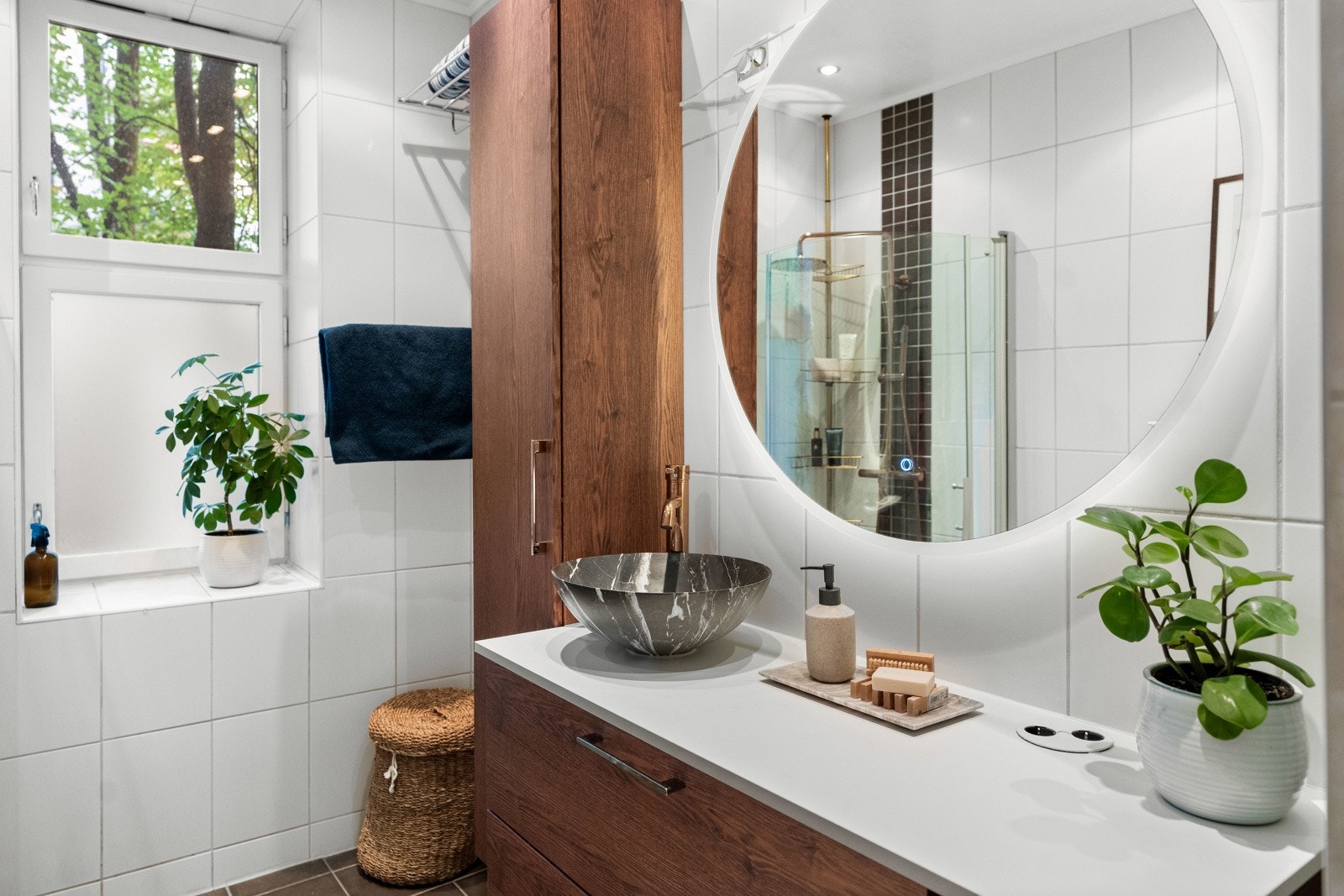 Downlights i himling. Naturlig ventilasjon på badet, samt luftespalte under dør. Badet vender mot bakgård. Galleribilde