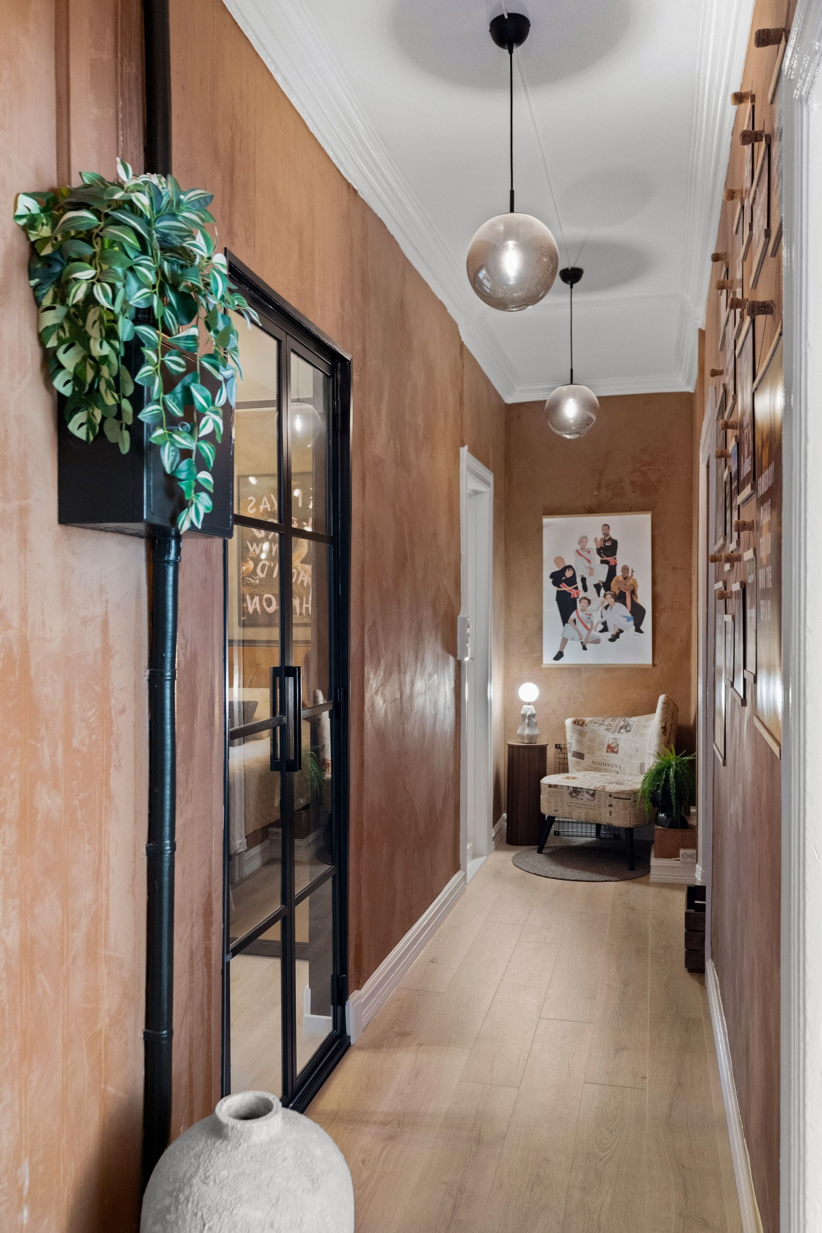 Innbydende entré med varmefolie i gulv og plass til yttertøy. Galleribilde