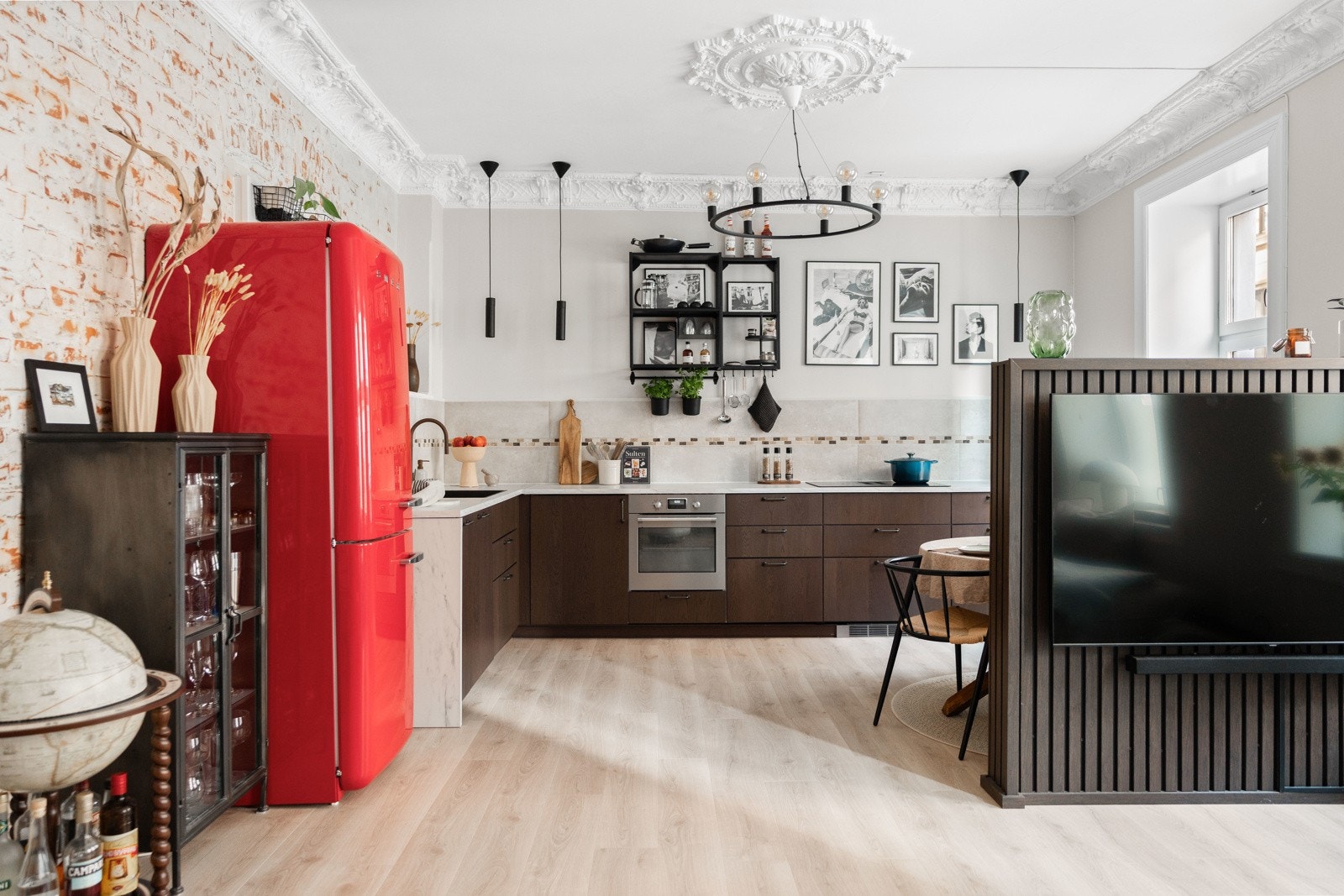 Stilren og lekker kjøkkeninnredning fra IKEA, også ny i 2022. Kjøkkenet er stilfult og tidsriktig, med rikelig med underskap og benkeplass. Galleribilde