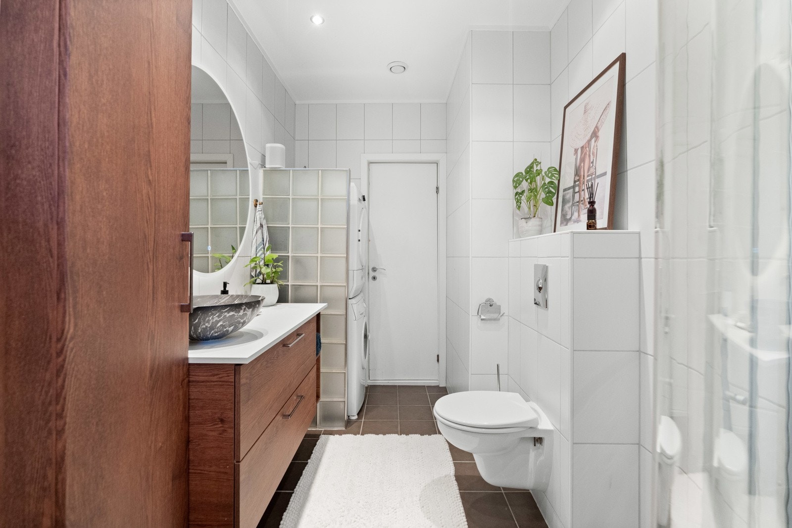 Badet er opprinnelig fra 2007, men er påkostet i 2022 med ny og moderne innredning, servant, dusjdører og dusjarmatur Galleribilde