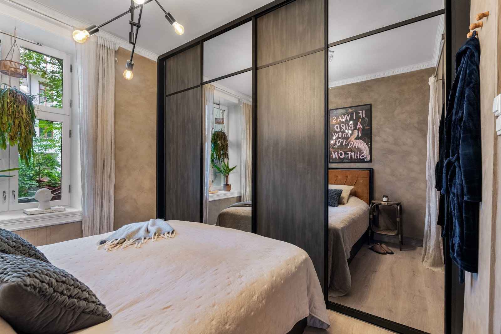 Dyp skyvedørsgarerobe langs hele den ene siden av rommet. Galleribilde