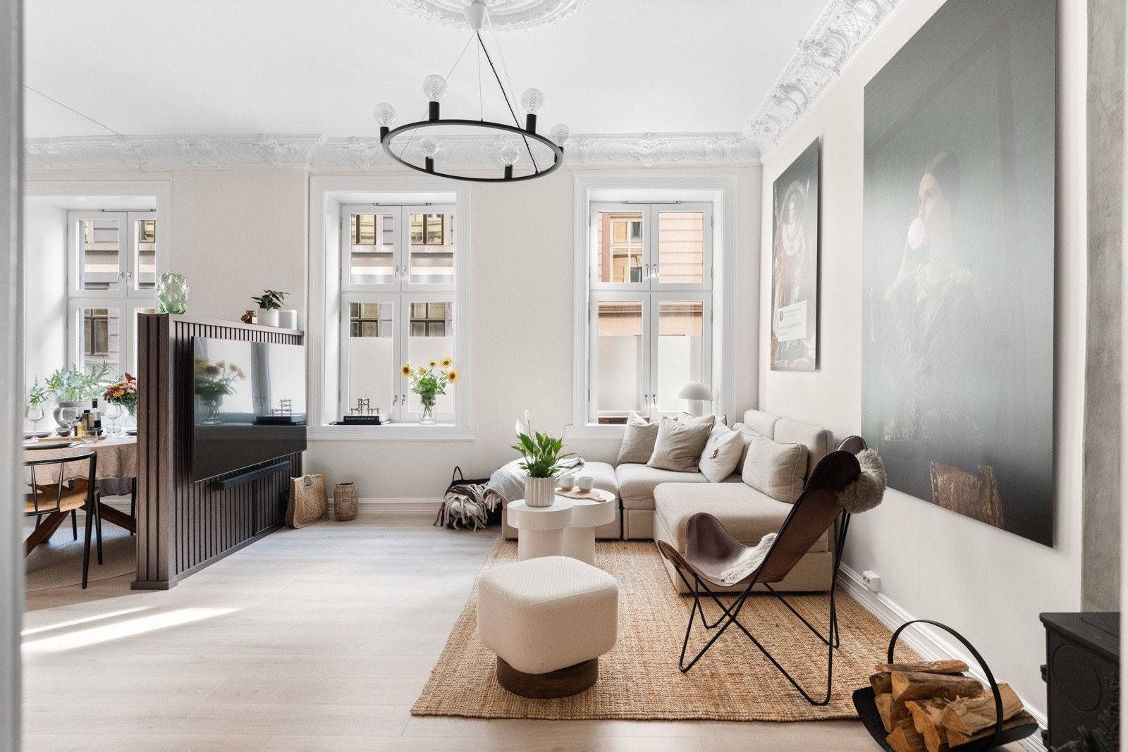 Velkommen til Seilduksgata 4B og denne fantastiske og luftige leiligheten med nydelige, klassiske detaljer! Galleribilde