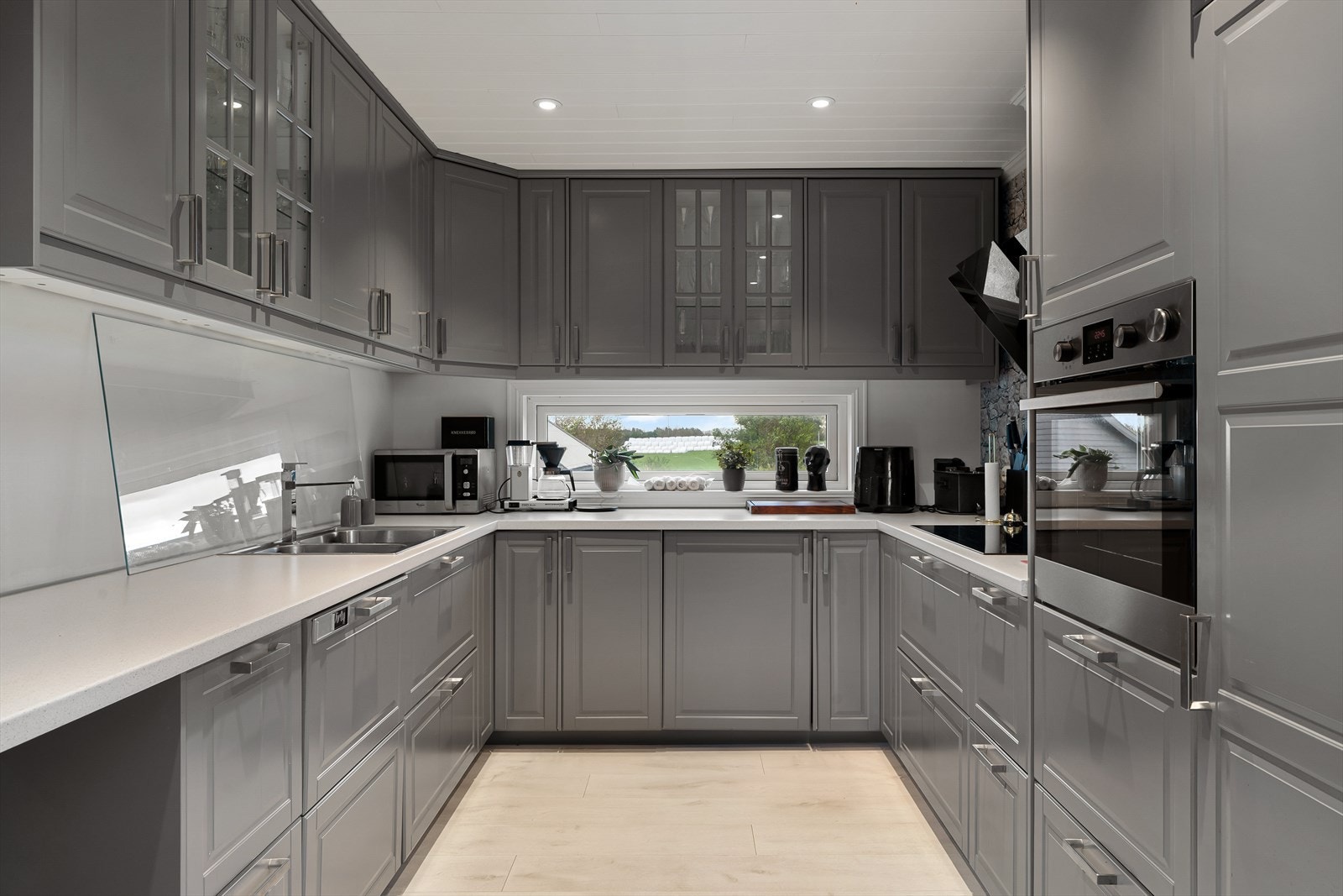 Kjøkken med god skap- og benkeplass Galleribilde