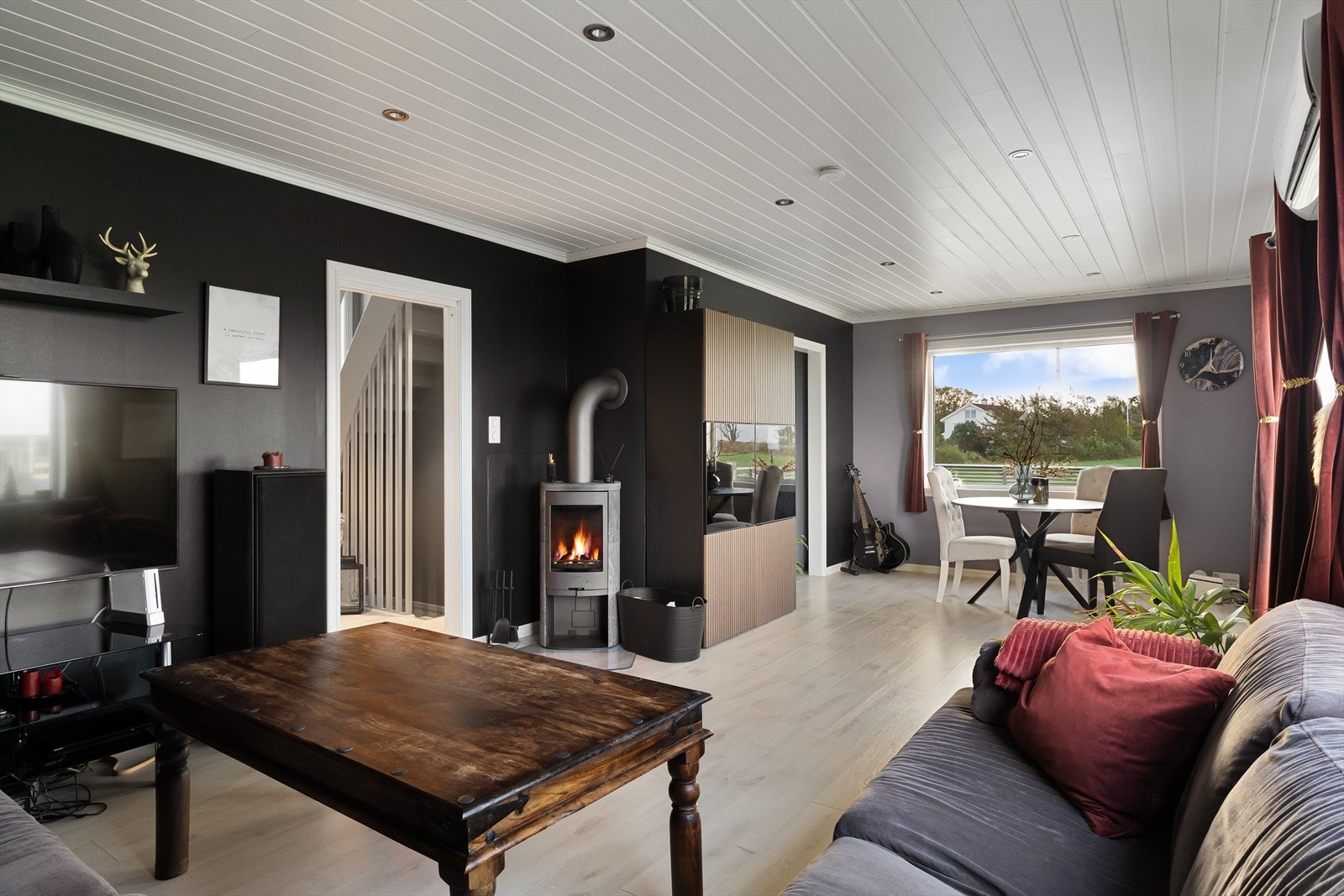 Luftig stue m/vedovn og varmepumpe Galleribilde