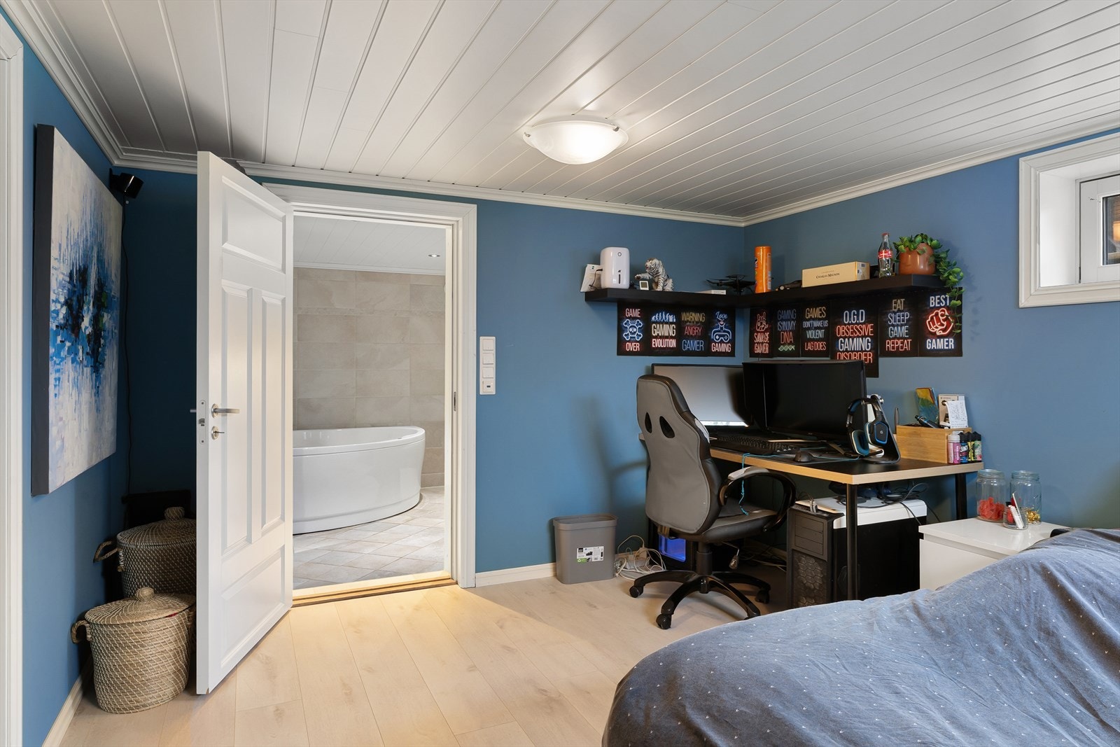 Direkte adkomst til tilliggende bad fra hovedsoverommet Galleribilde