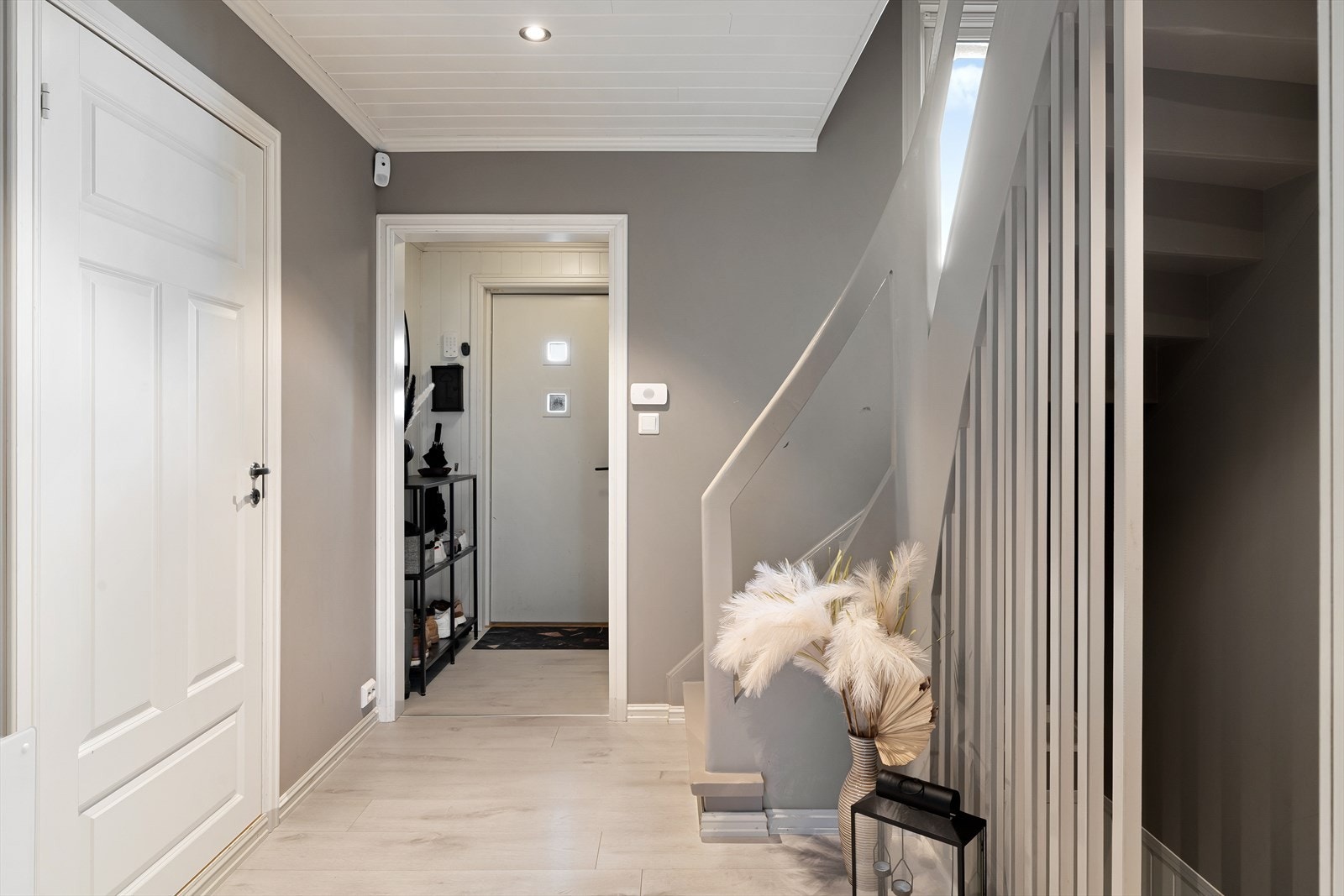 Lys gang med tilkomst til stuen og trappeoppgangene. Galleribilde