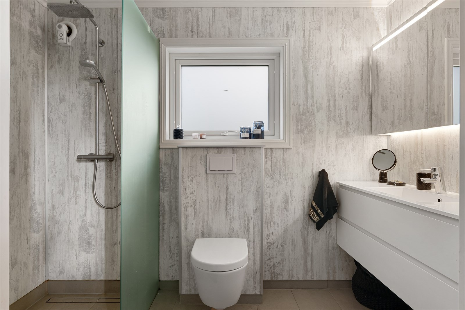 Moderne bad i 1 etasje med stor dusj med waterfall-dusjhode. Galleribilde