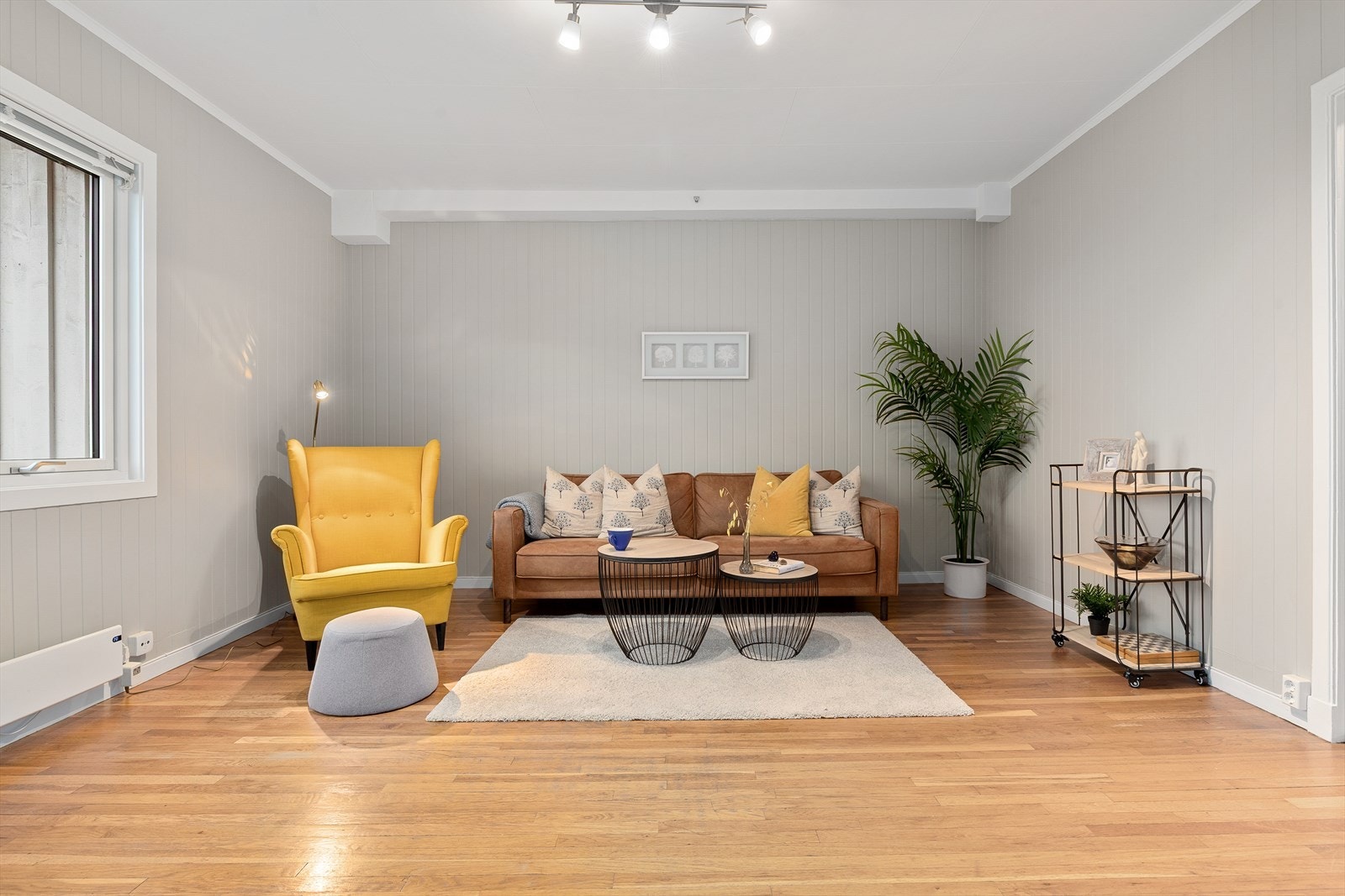 Stuen er lett å møblere med sofa og tilhørende tv-møblement Galleribilde