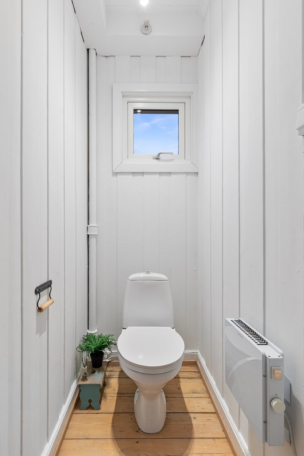 Separat toalettrom med adkomst fra gang Galleribilde