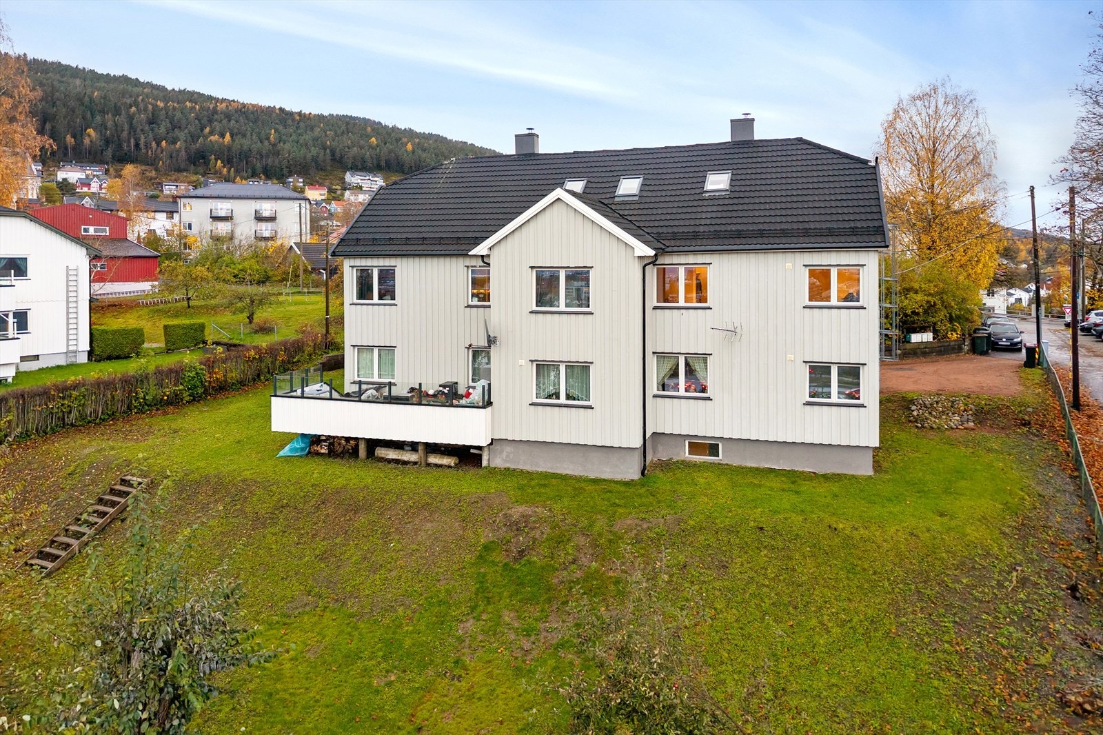 Sameiets tomt har store grøntarealer Galleribilde