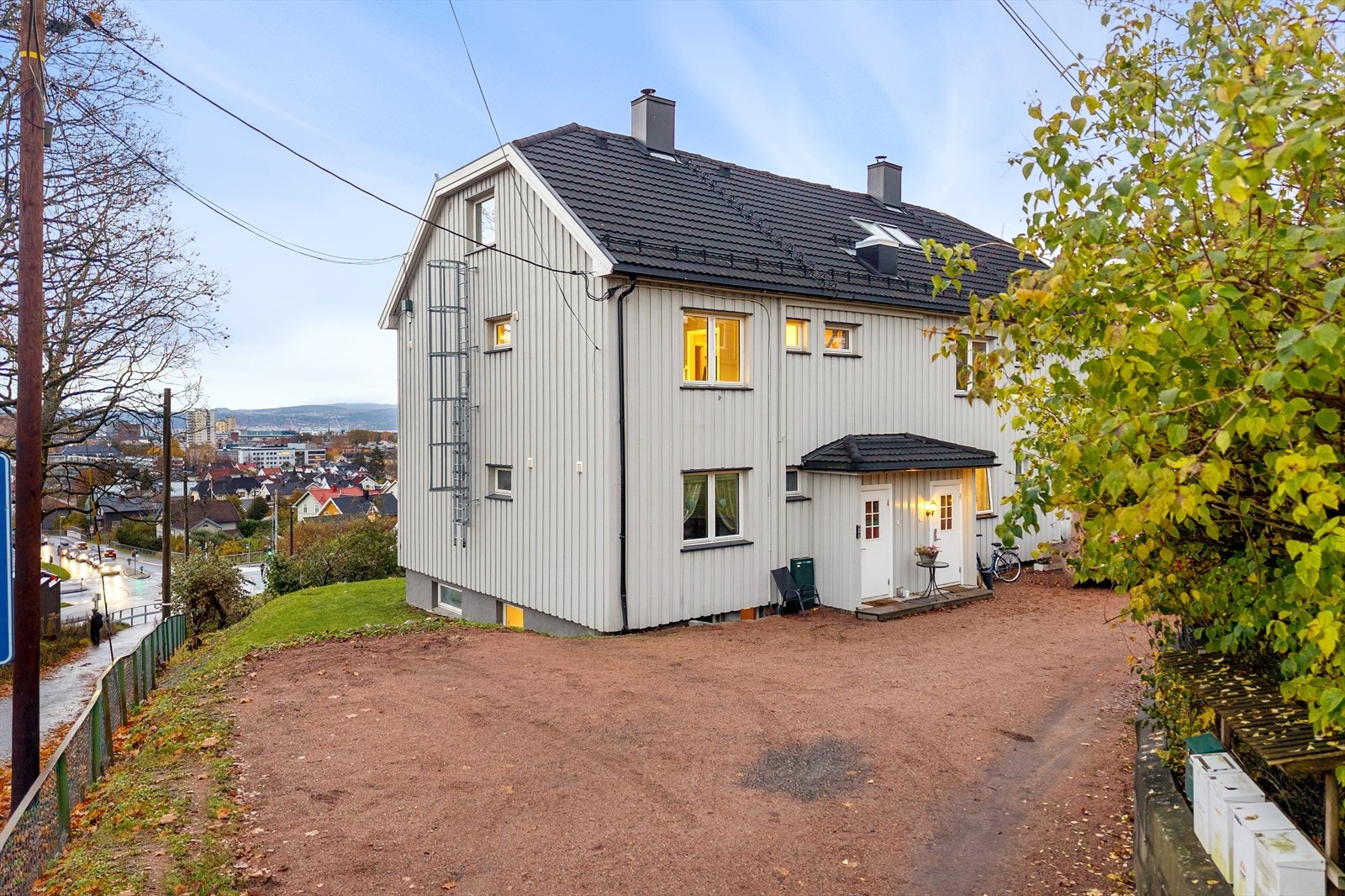 Det medfølger en biloppstillingsplass på sameiets felles gårdsplass Galleribilde