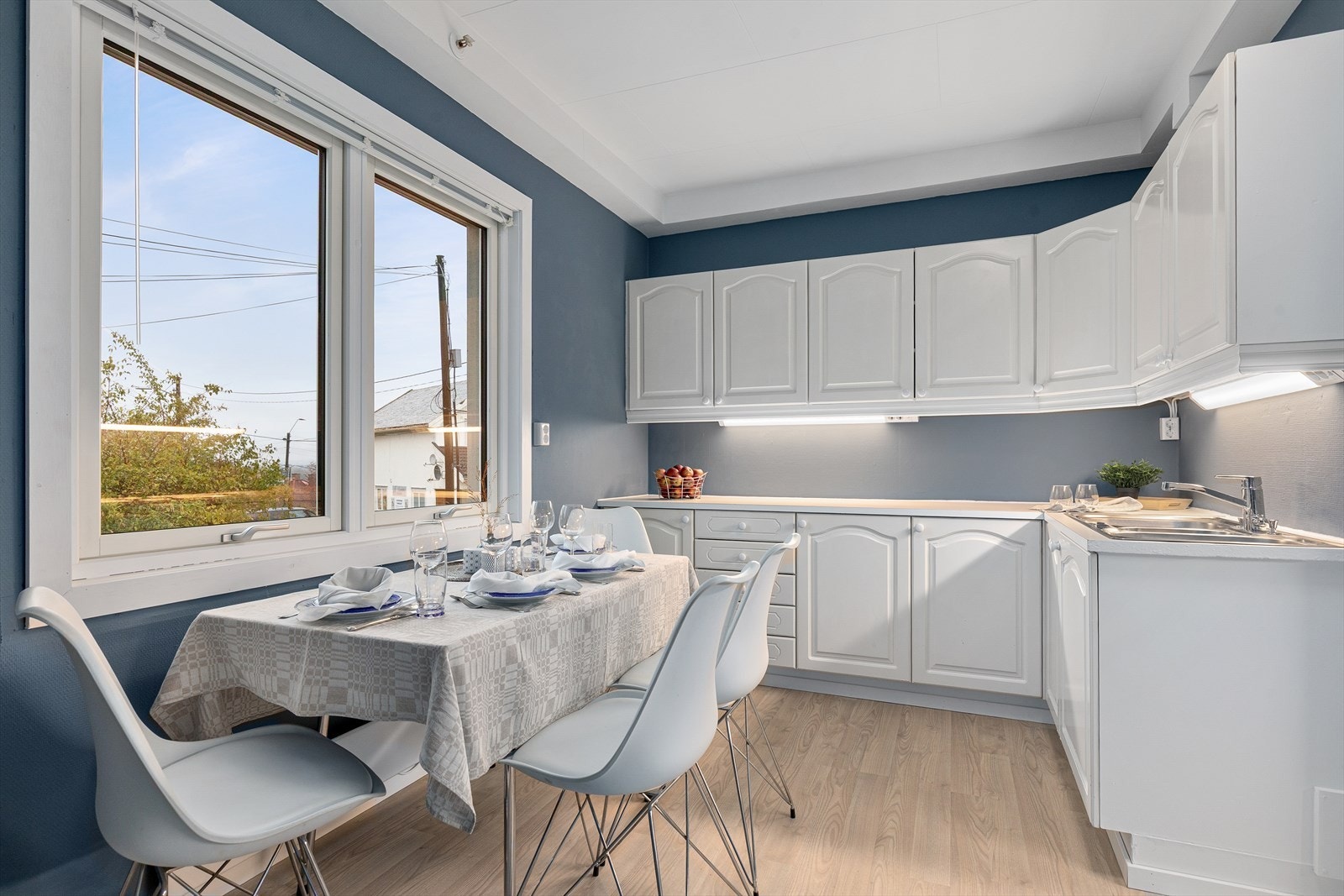 Fra gang kommer man inn til et innholdsrikt kjøkken Galleribilde