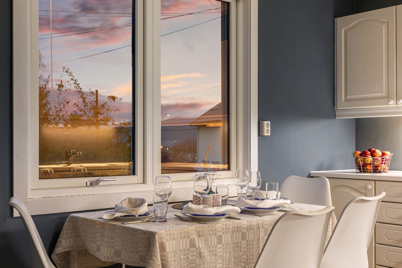 Kjøkkenet har hyggelig spiseplass Galleribilde