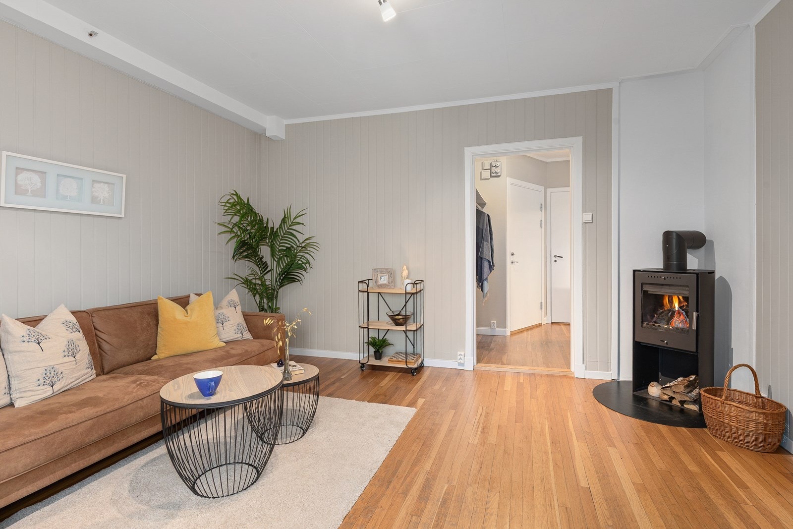 Videre fra hall kommer man inn til stue Galleribilde