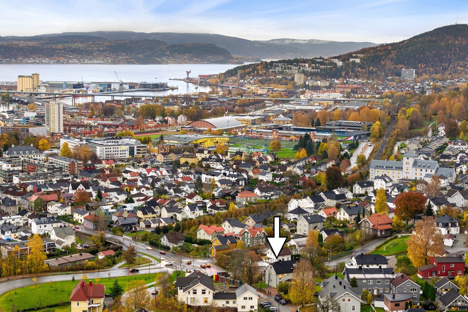 Fra leiligheten er det få minutters gange til byen, med blant annet togstasjon mm, samt kort vei til det nye sykehuset, skogen og en rekke fasiliteter Galleribilde