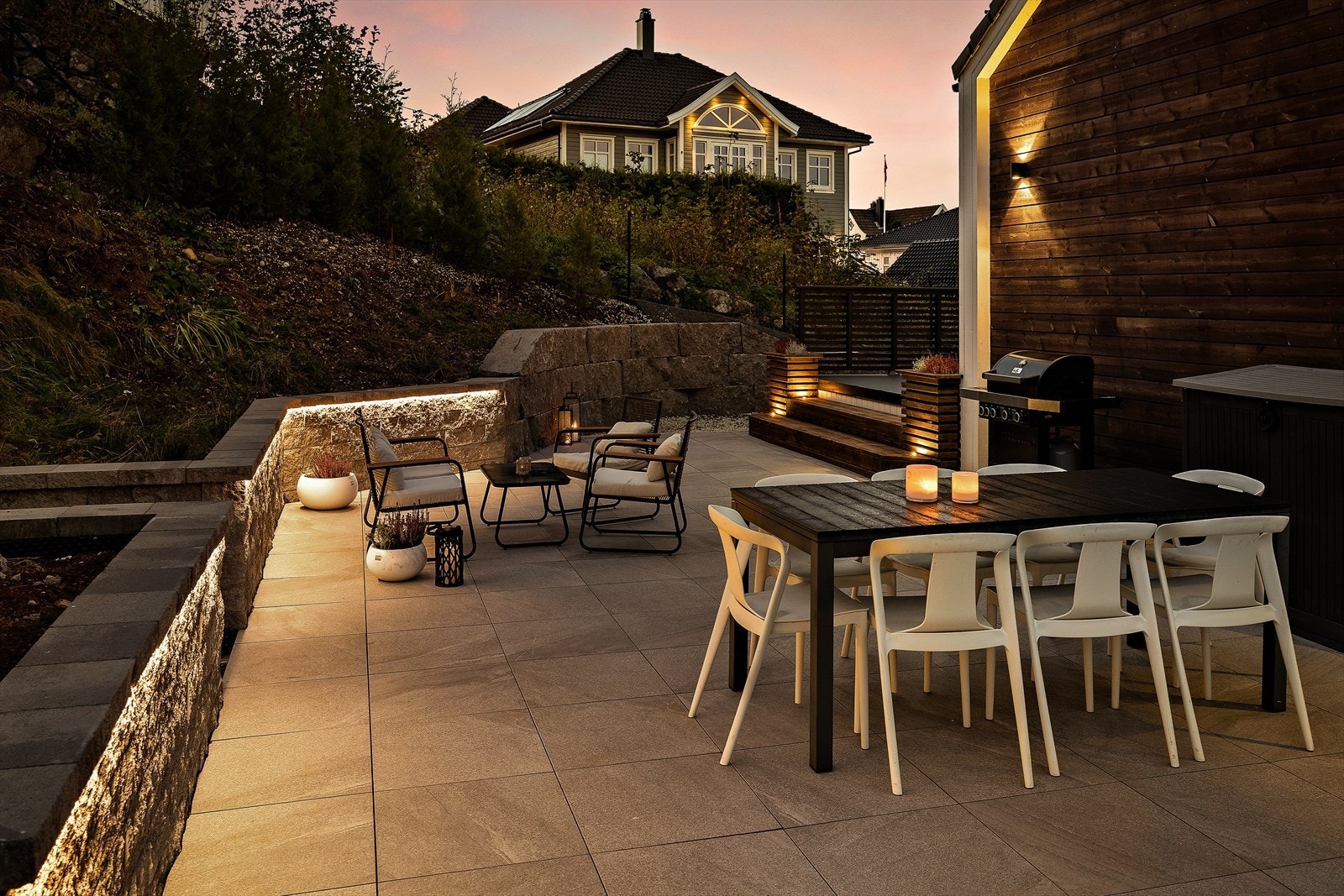 Boligen ligger på en lettstelt tomt som er tilrettelagt for minimal vedlikeholdsinnsats, slik at du kan nyte utelivet til det fulle. Galleribilde