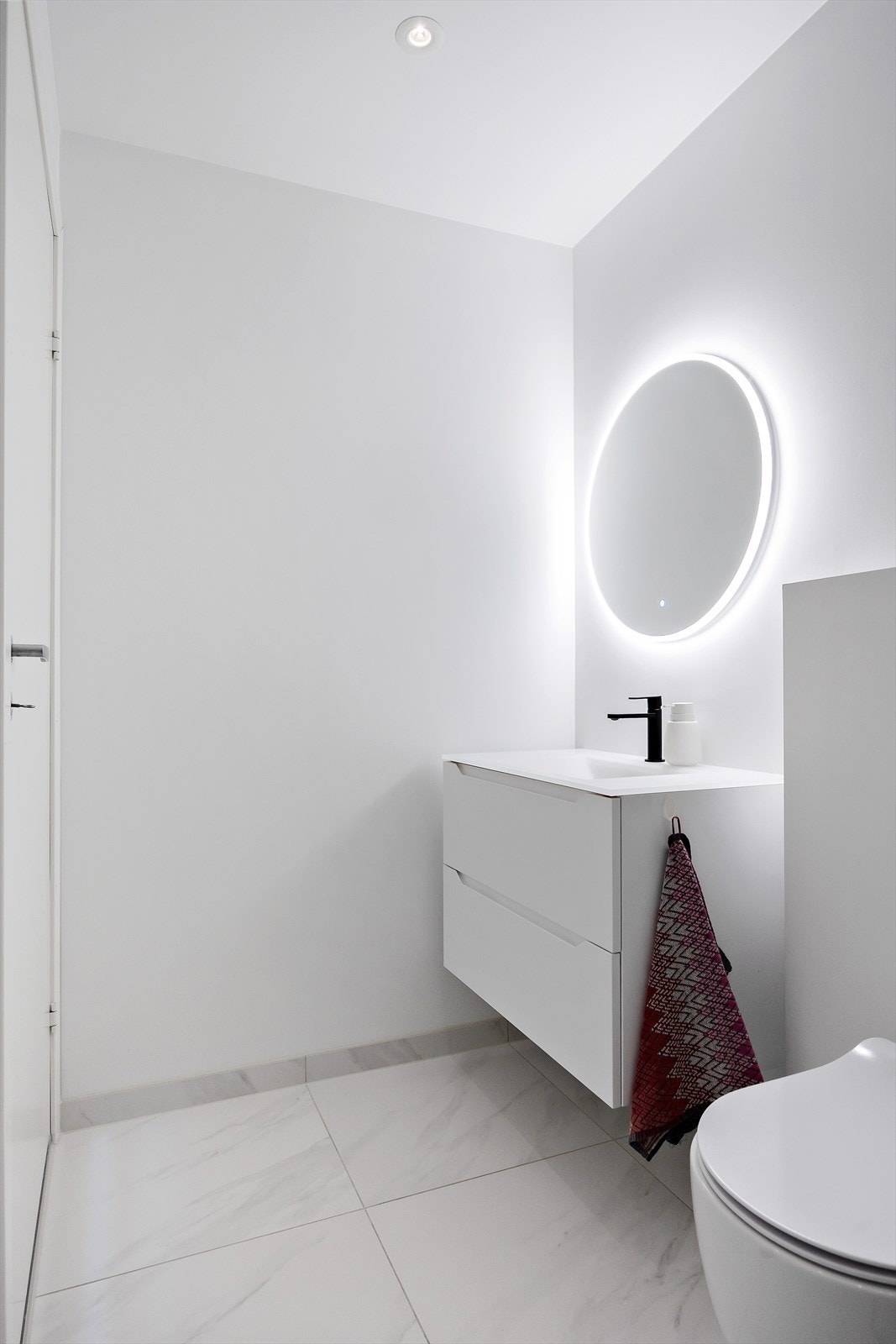 Fint baderom hovedetasje. Galleribilde