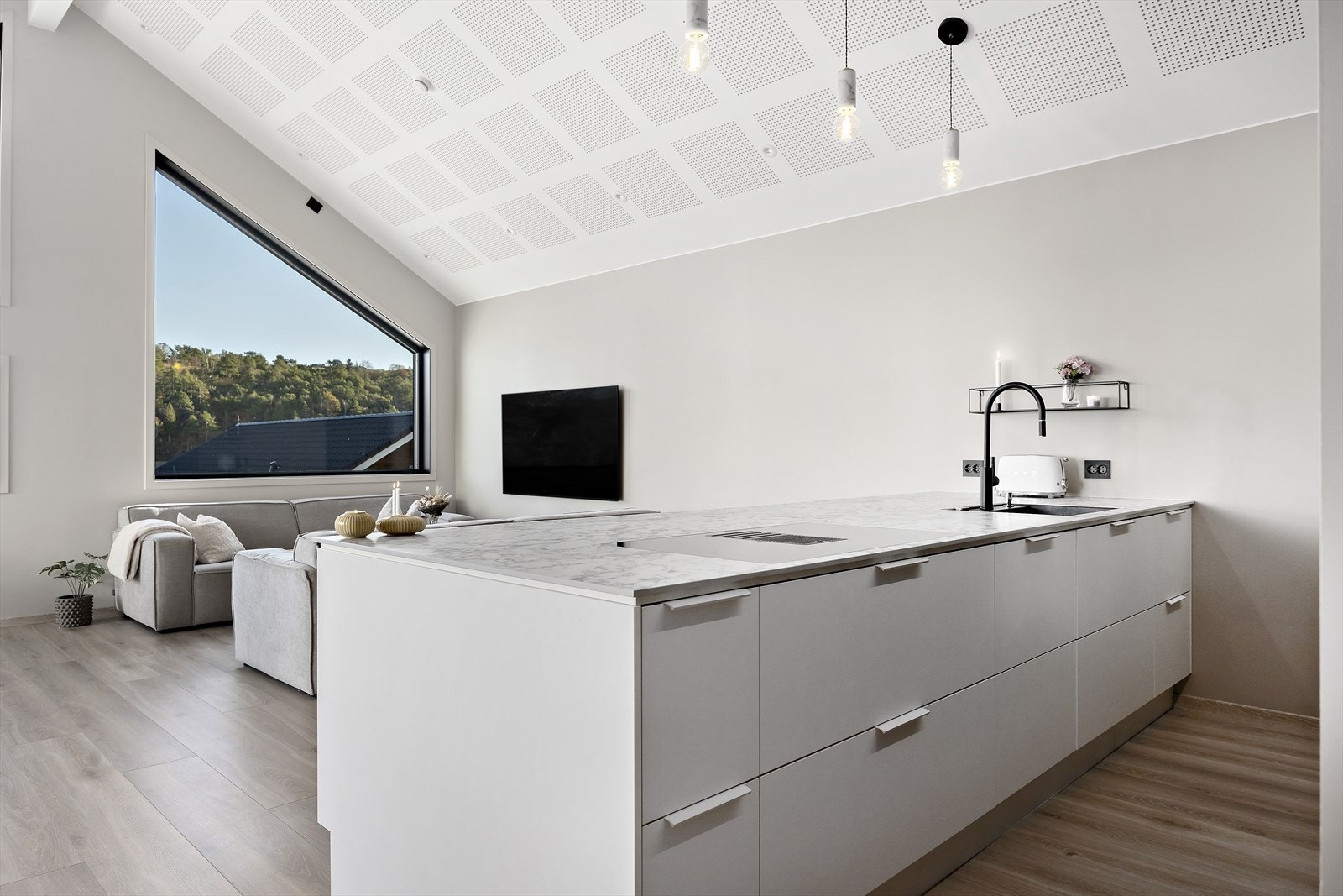 Stilig kjøkkeninnredning, godt med benkeplass og god skap-plass. Galleribilde