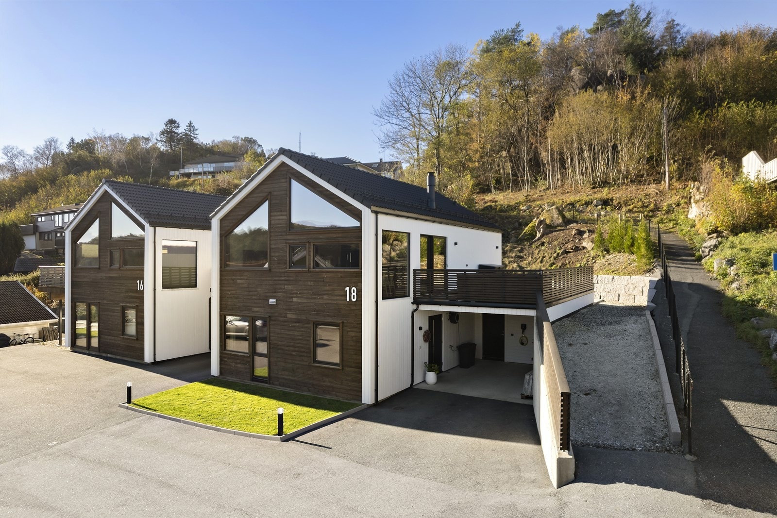 Carport, på egen tomt og 2 felles gjeste-parkeringsplasser på fellesareal. Galleribilde