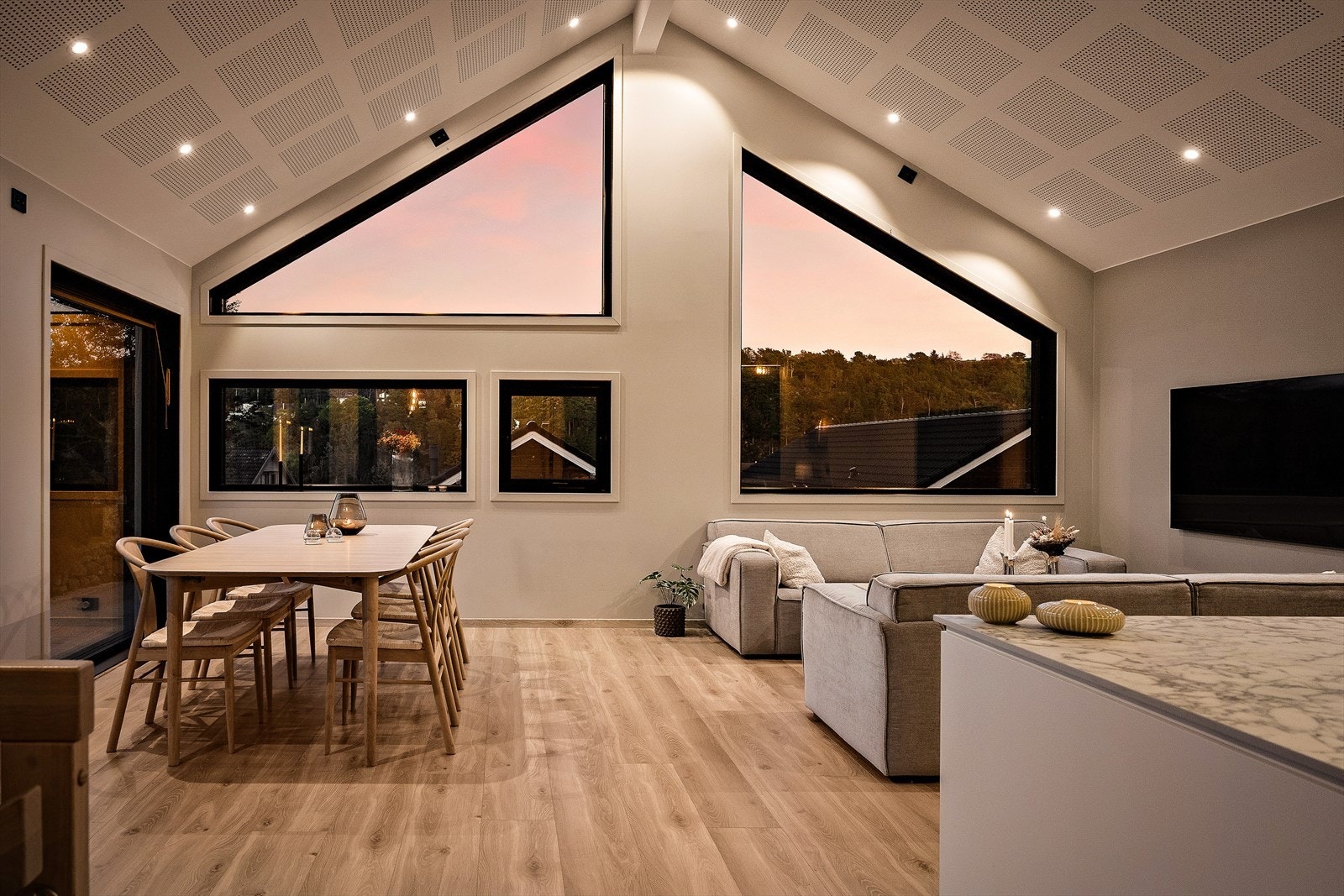 Stuen og kjøkkenet har en åpen løsning som skaper et sosialt, luftig rom med høy komfort. Galleribilde