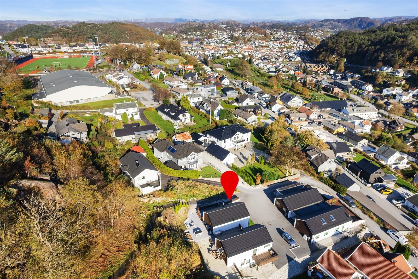 Hyllebærveien 18 har en fin beliggenhet i et etablert og populært boligområde i Egersund. Her bor du med umiddelbar nærhet til barne- og ungdomsskoler, barnehager, idrettsanlegg og dagligvarebutikker - alt bare en kort gåtur unna. Galleribilde