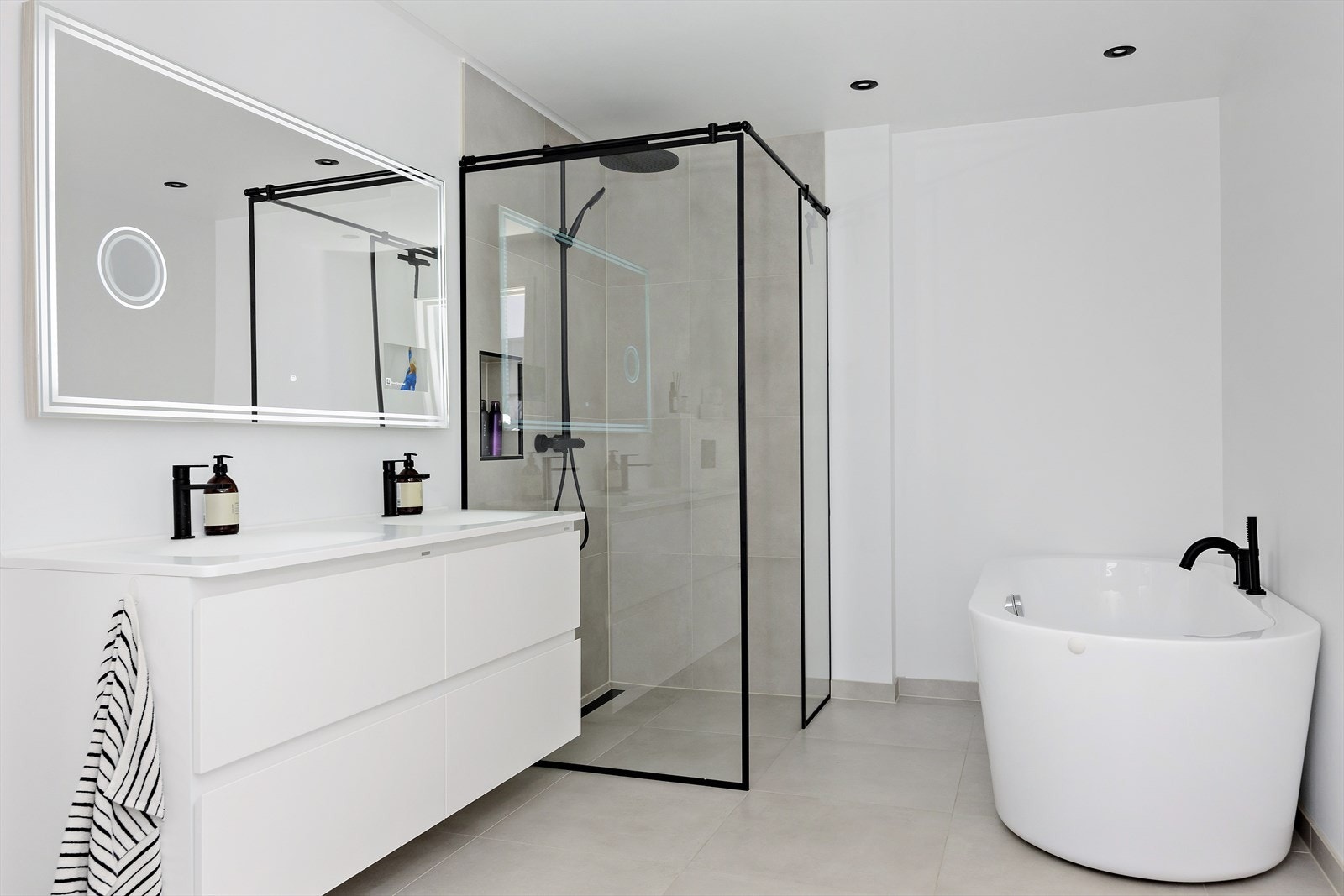 Baderommet er innredet med både dusj og badekar. Galleribilde