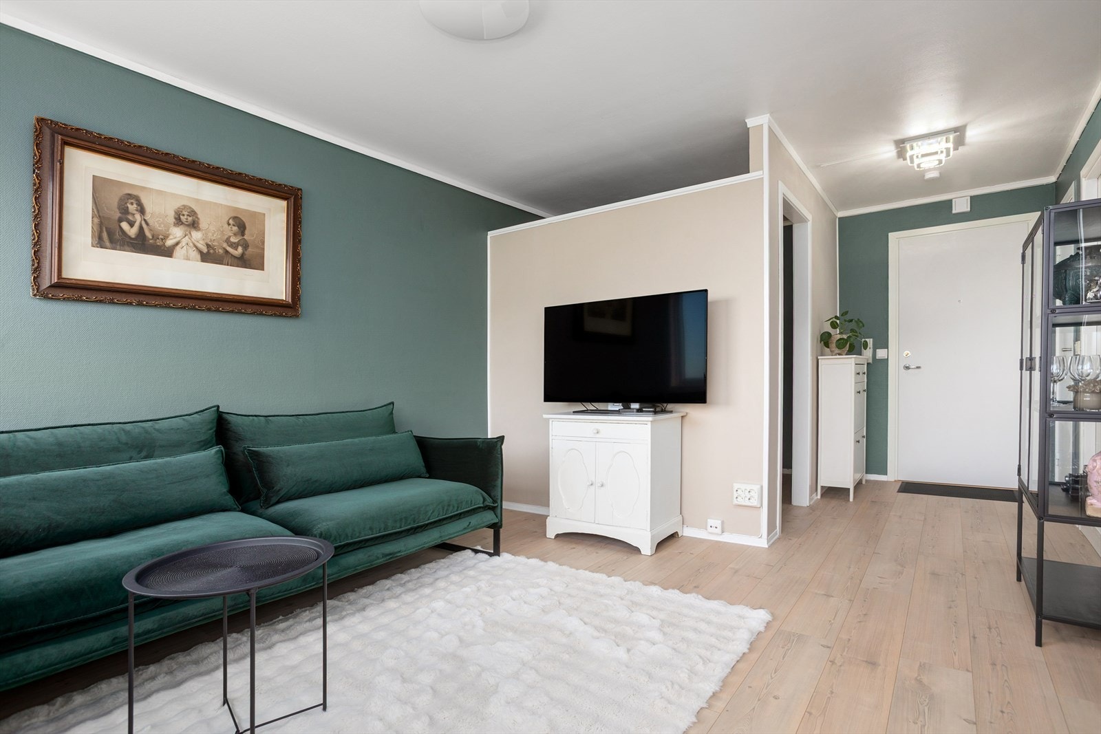 Lys og hyggelig stue med plass for sofagruppe og tilhørende tv-møblement Galleribilde