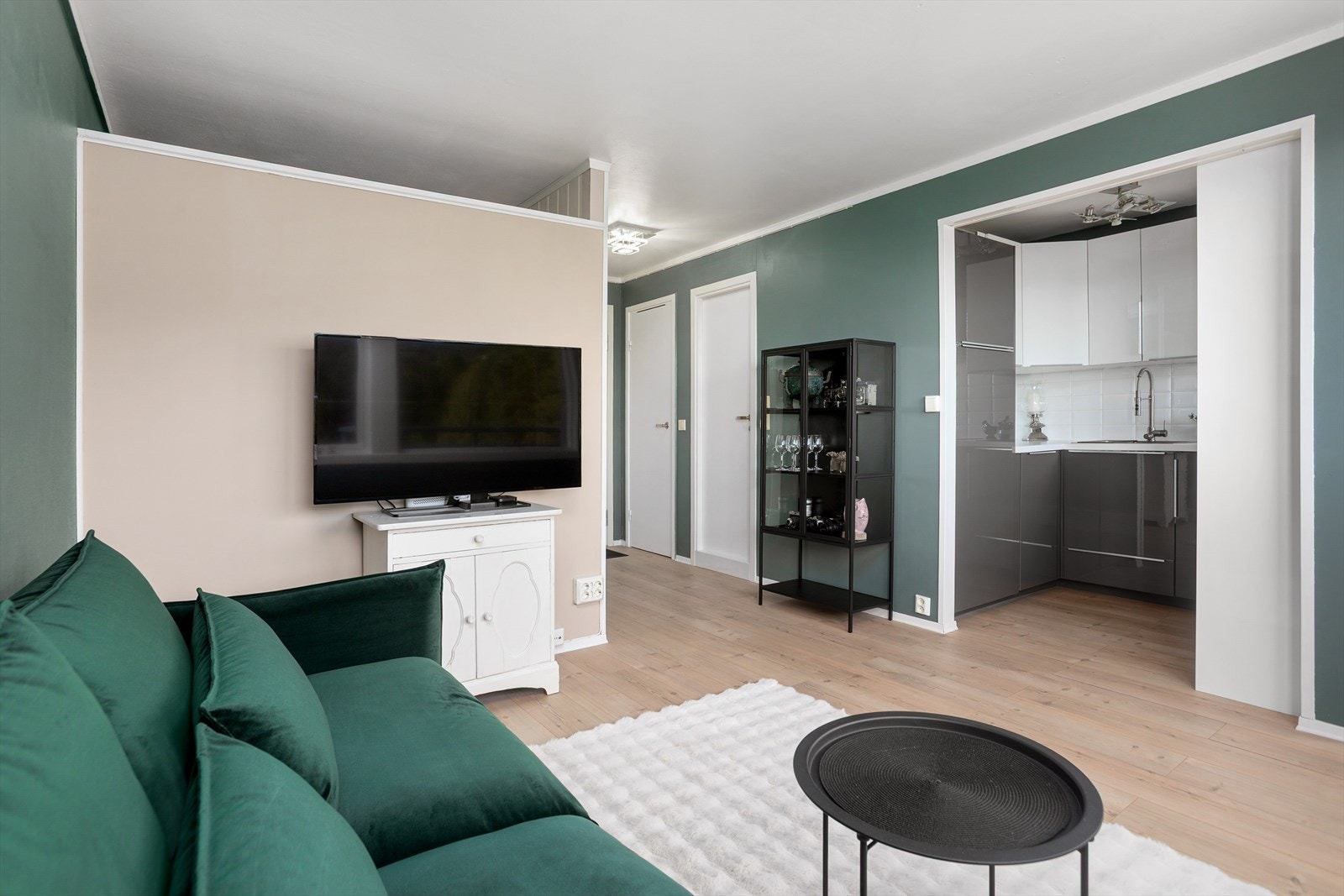 Stuen har lyse malte overflater og 1-stavs laminat på gulv Galleribilde