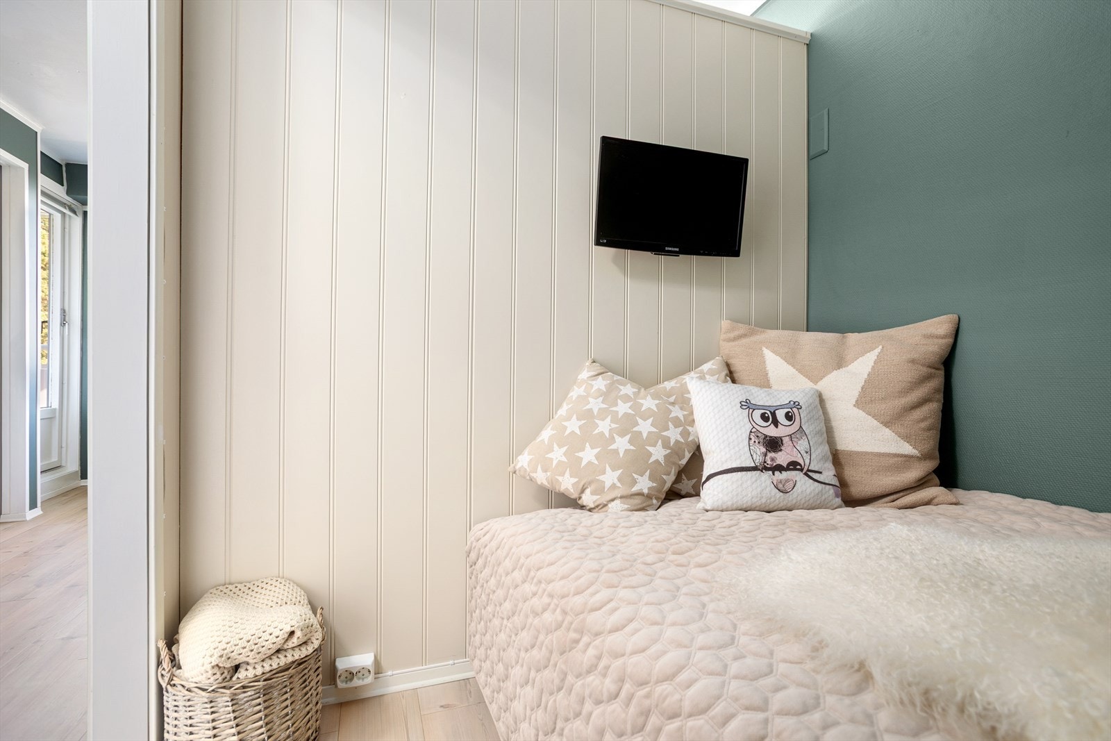 Sovealkove som gir plass for seng og eventuelt kommode eller skap for oppbevaring Galleribilde