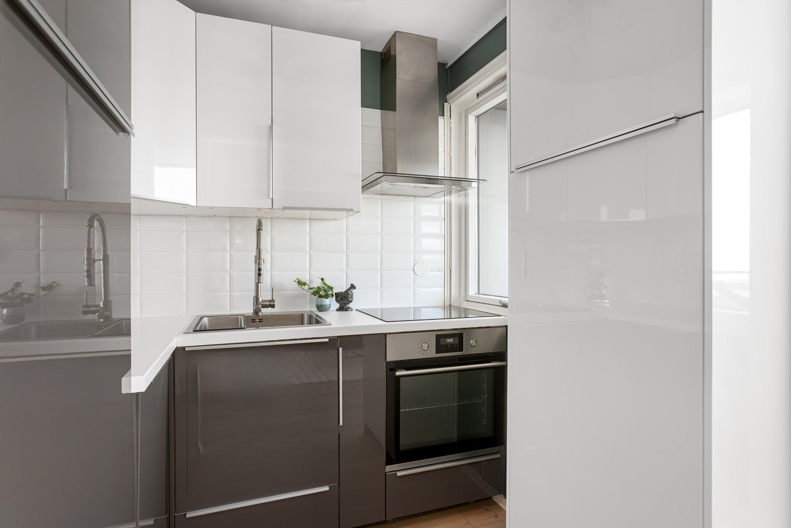 Kjøkkenet er utstyrt med integrerte hvitevarer som stekeovn, platetopp, kjøl/fryseskap og oppvaskmaskin Galleribilde