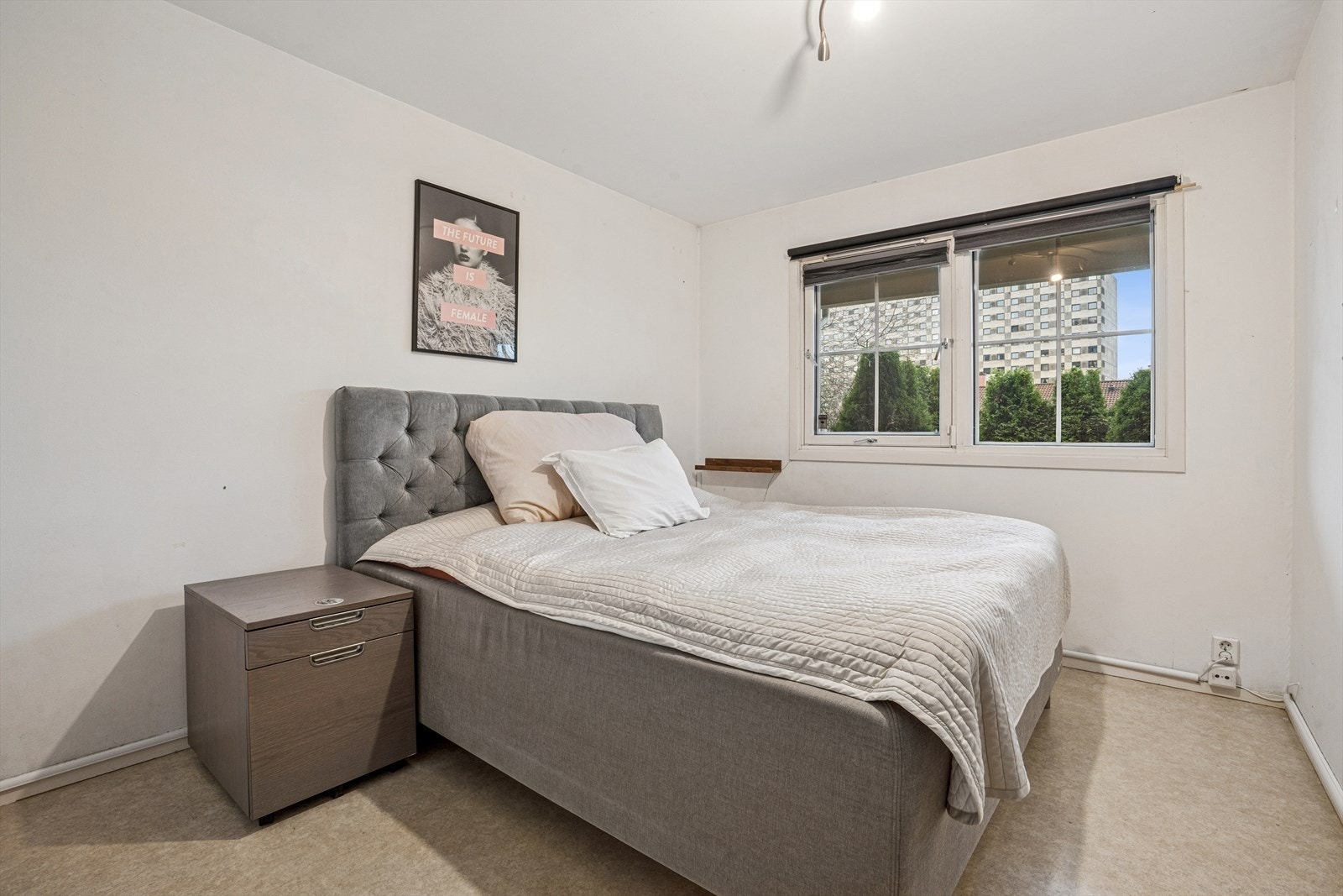 Hovedsoverommet har plass til dobbeltseng og tilhørende møblement. Galleribilde