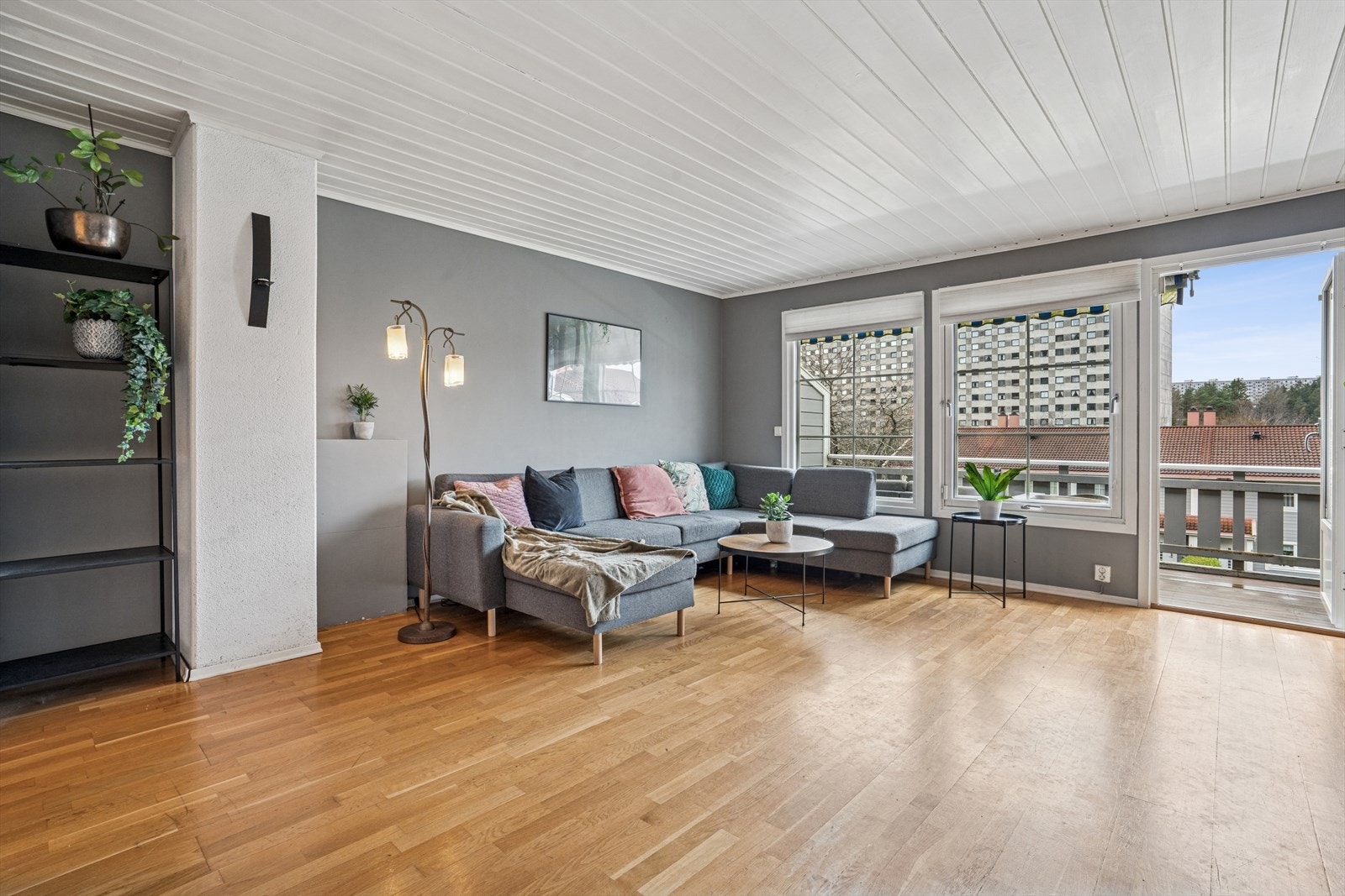 Stuen er et romslig samlingspunkt med parkett på gulvet og direkte utgang til balkongen. Galleribilde