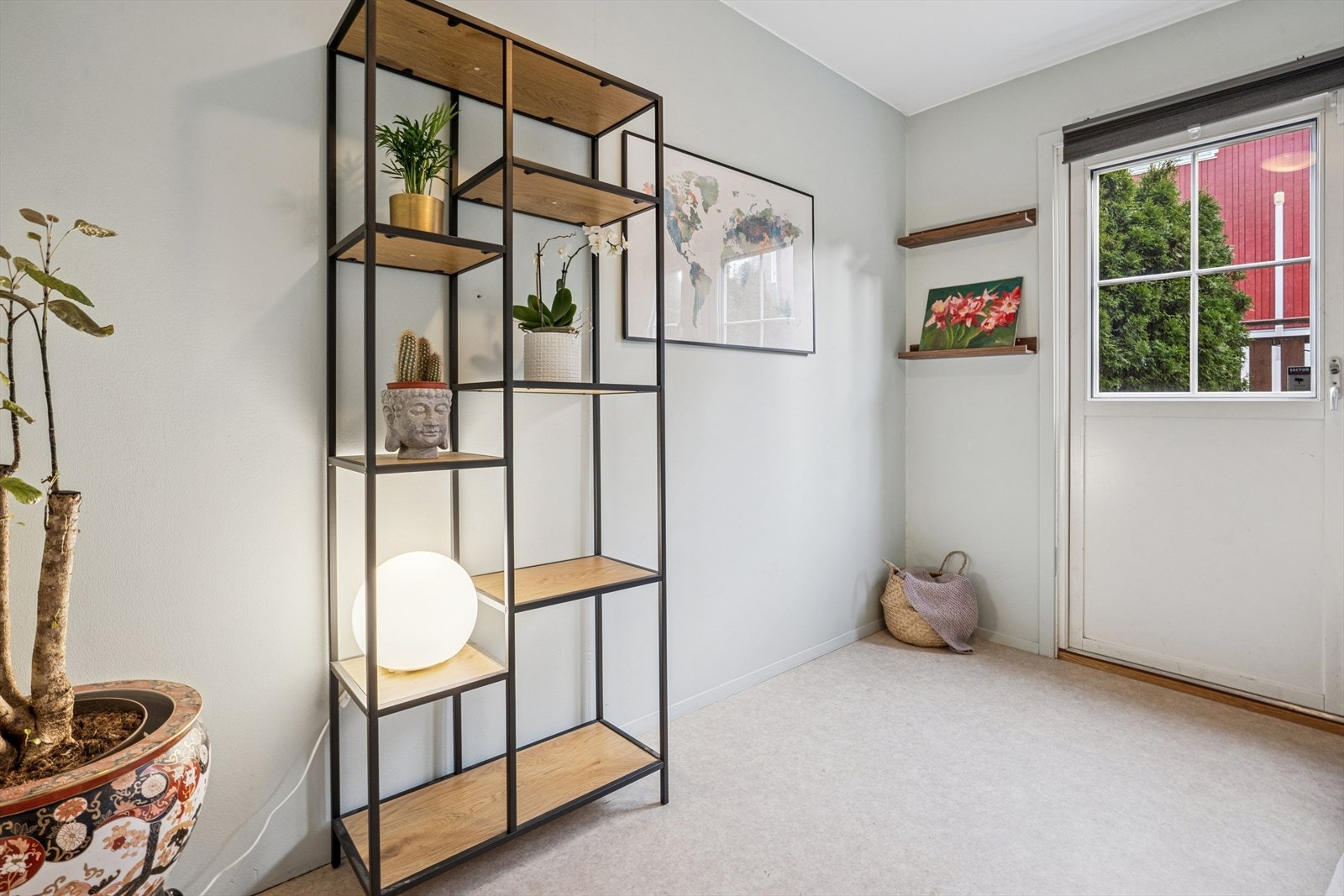 Dette rommet har egen utgang til markterrassen på baksiden av boligen. Galleribilde