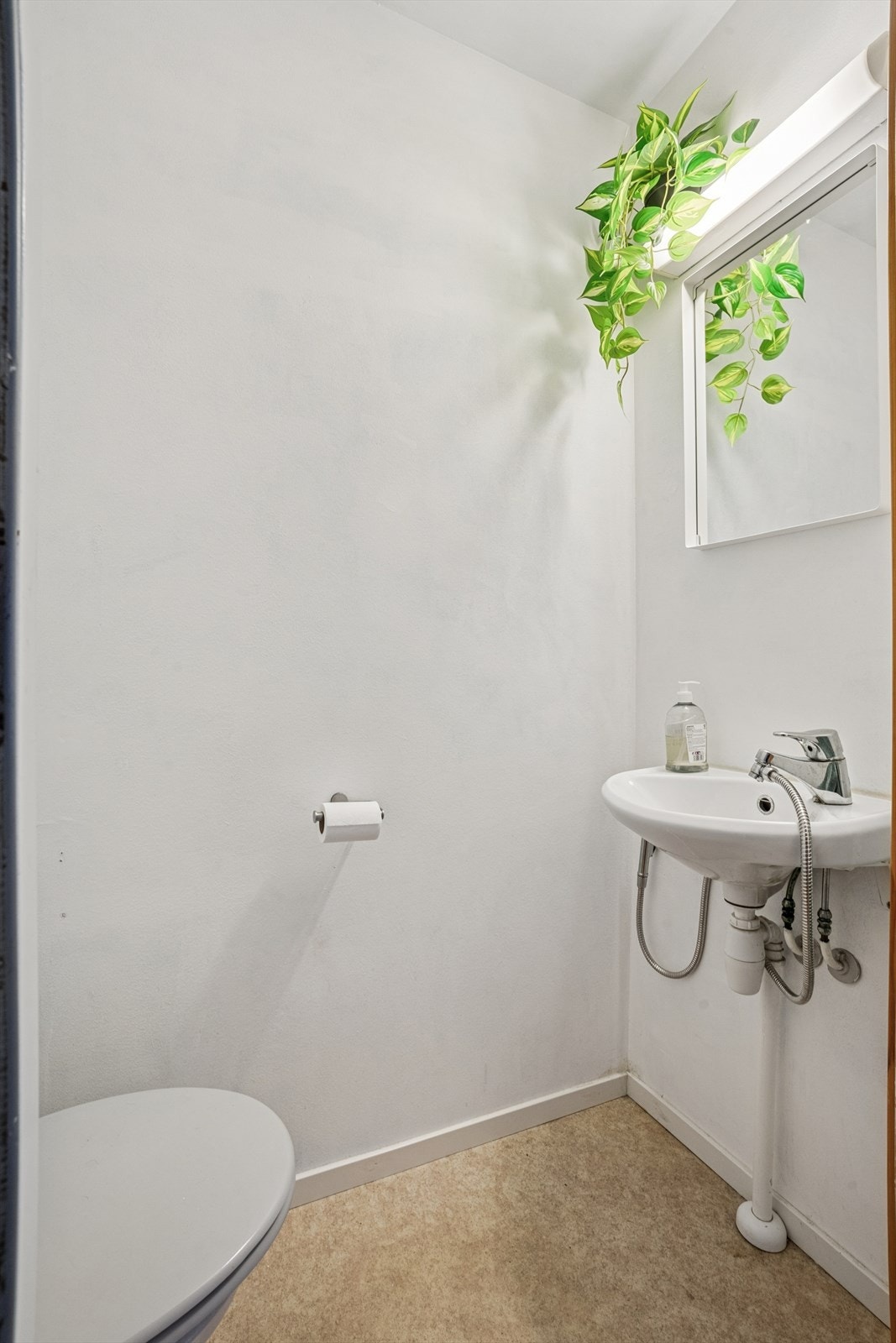 Praktisk toalettrom i hovedetasjen, i tilknytning til stue og kjøkken. Galleribilde