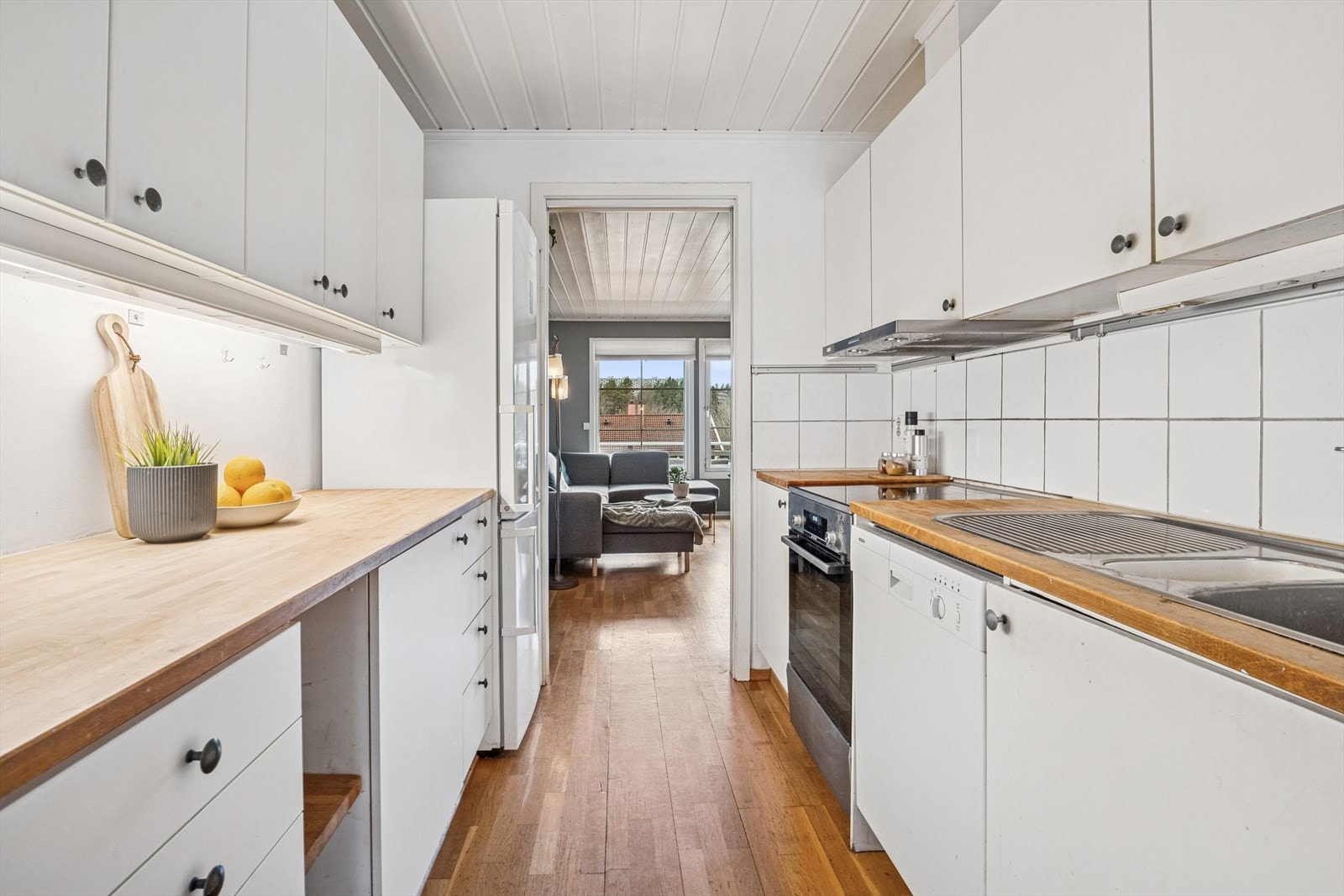 Belysning under overskapene gir godt arbeidslys på kjøkkenbenken. Galleribilde