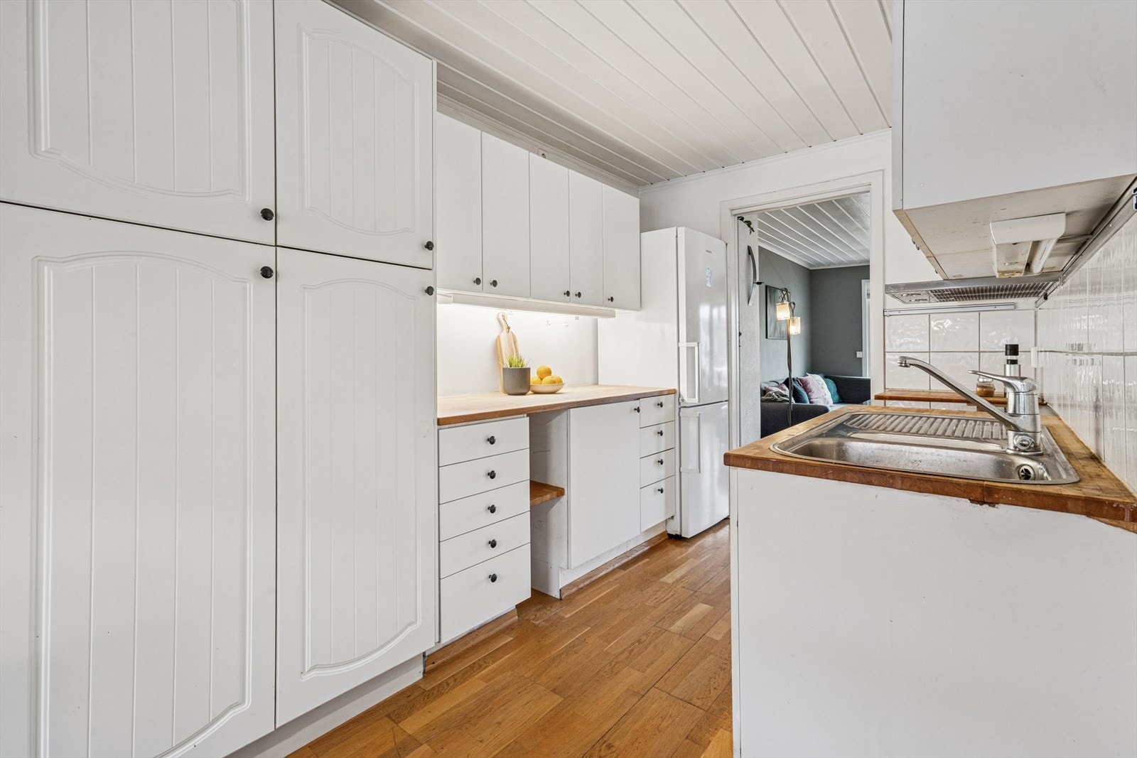 Godt med skap- og benkeplass på begge sider av rommet. Galleribilde