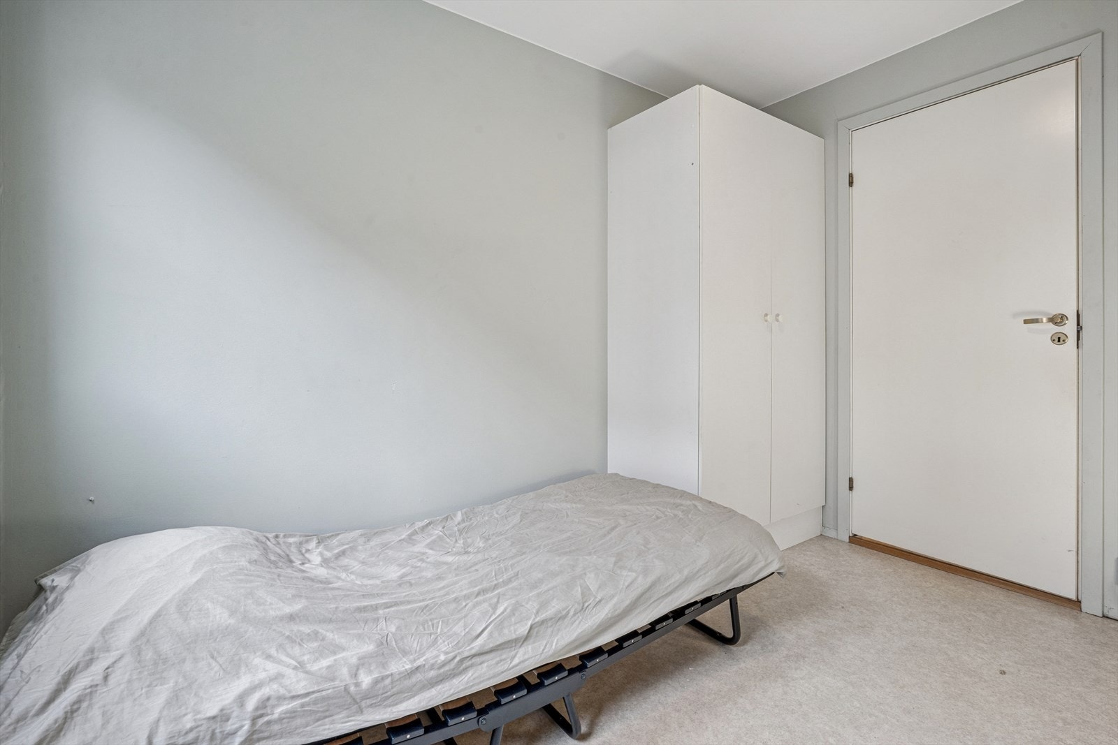 Ett av soverommene i underetasjen, egnet som barnerom, gjesterom eller kontor. Galleribilde