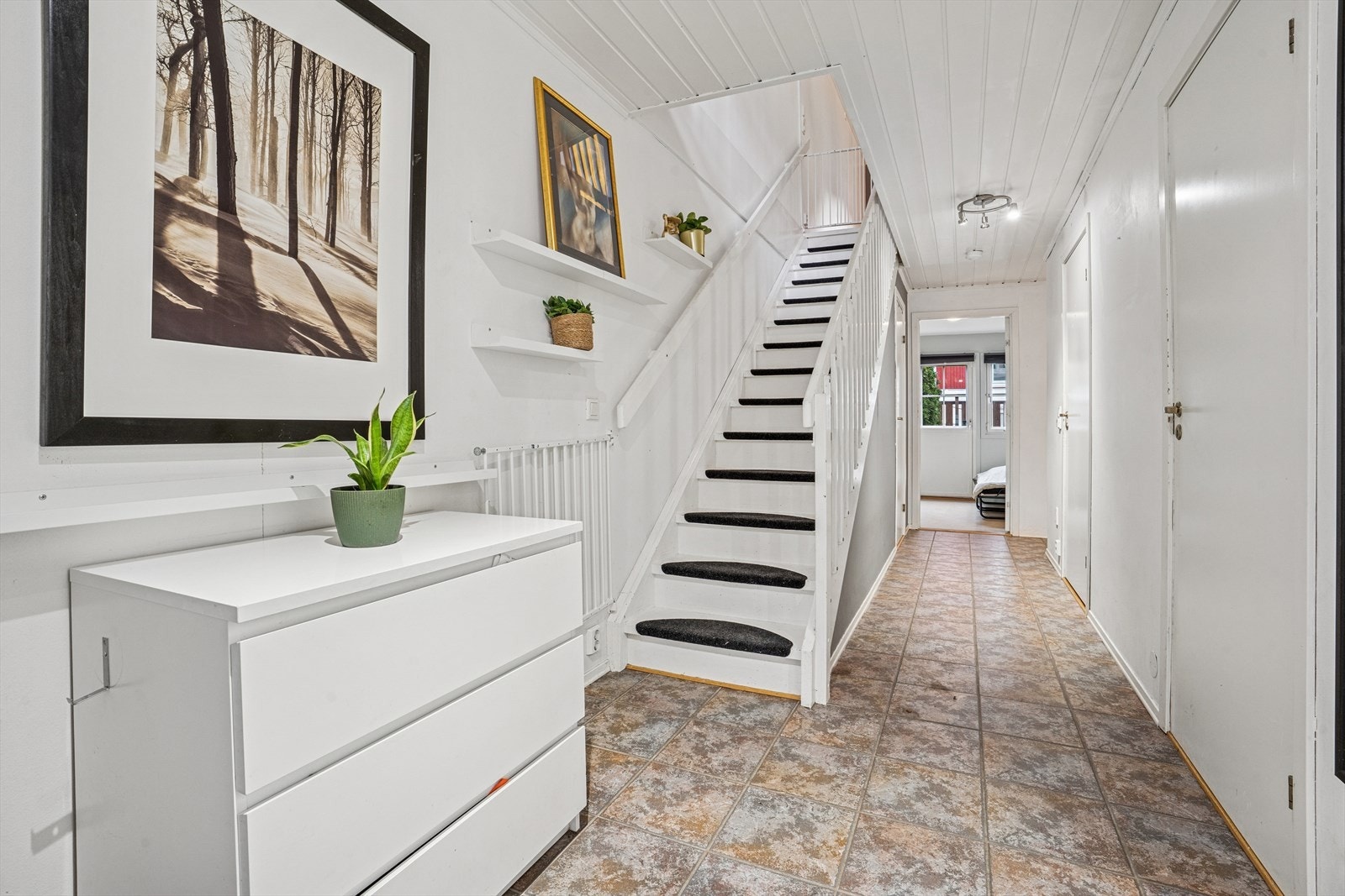 Entré i underetasjen med slitesterkt gulv og trapp opp til hovedplanet. Galleribilde
