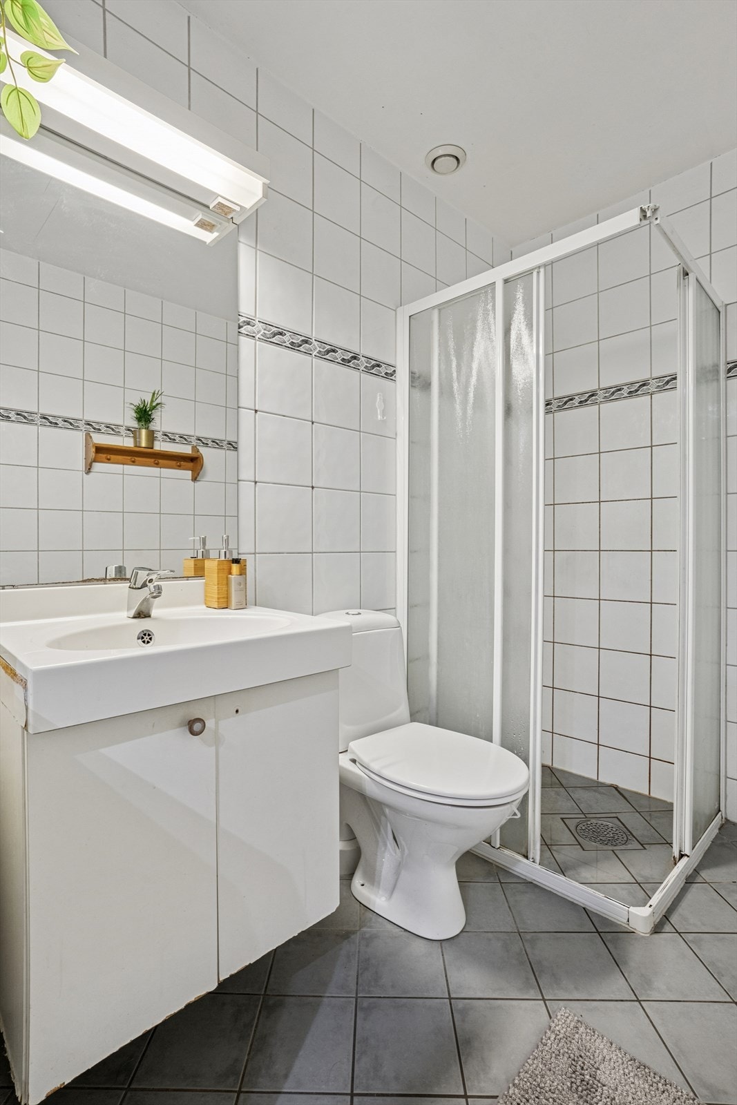 Baderomsinnredning med servant og oppbevaringsplass i underskap. Galleribilde