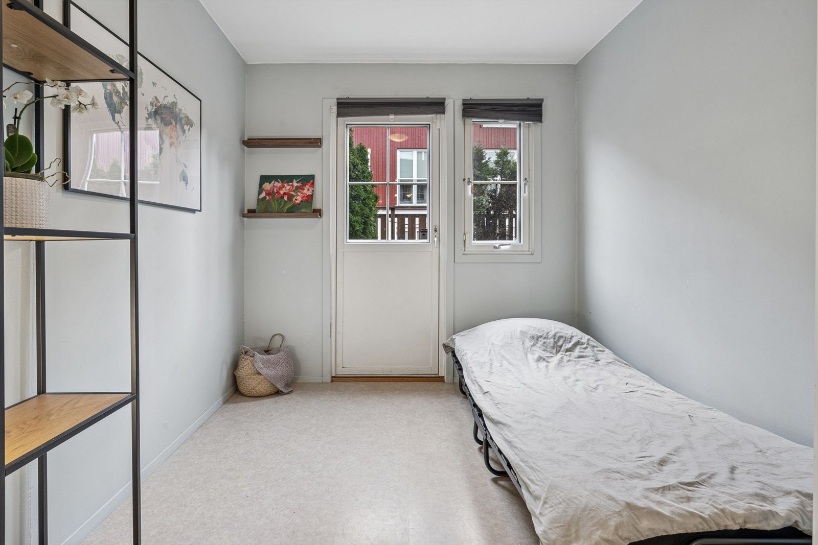 Boligen har tre soverom samlet i underetasjen, noe som gir en adskilt og rolig sovesone. Galleribilde