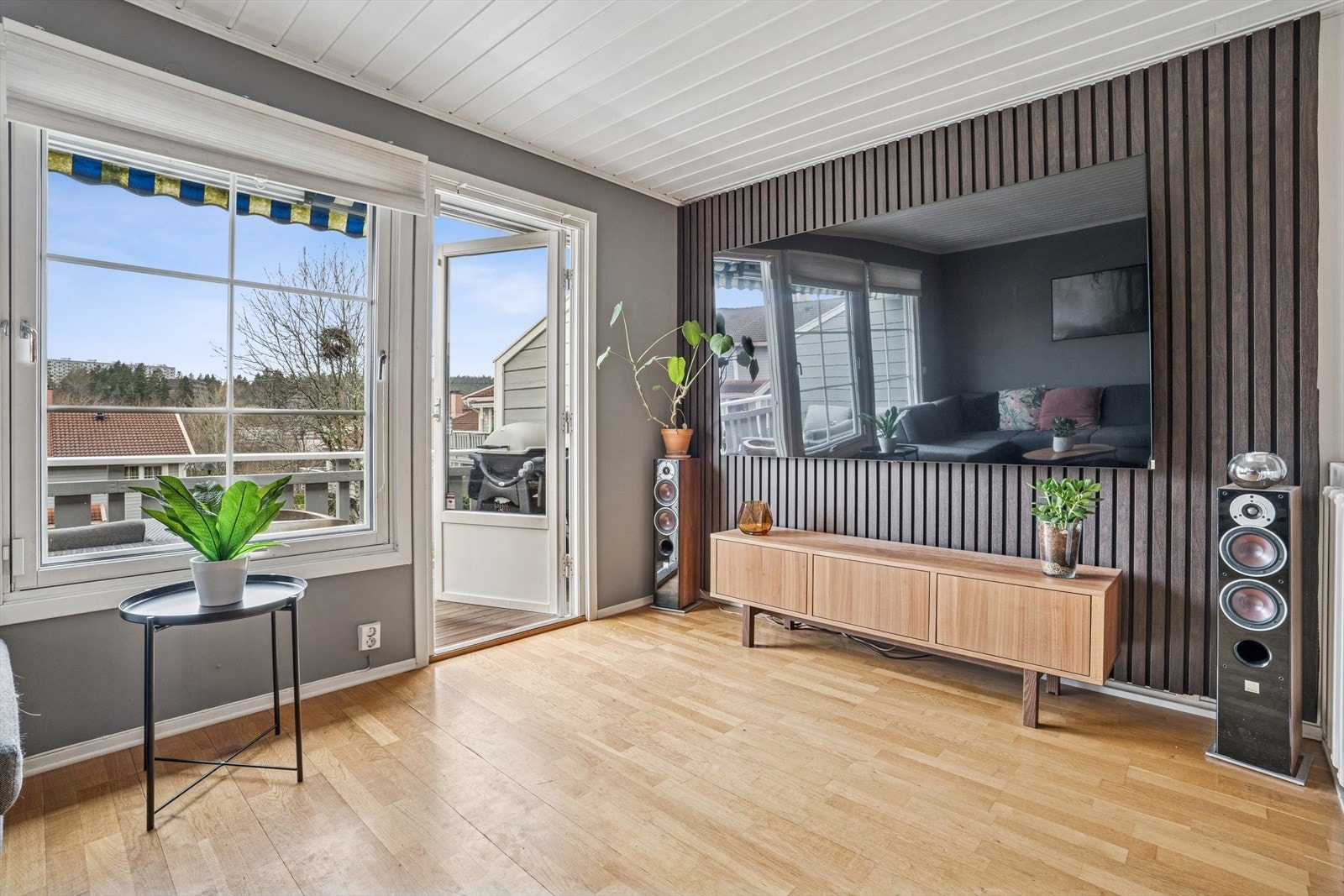 Store vindusflater slipper inn rikelig med dagslys i stuen. Galleribilde