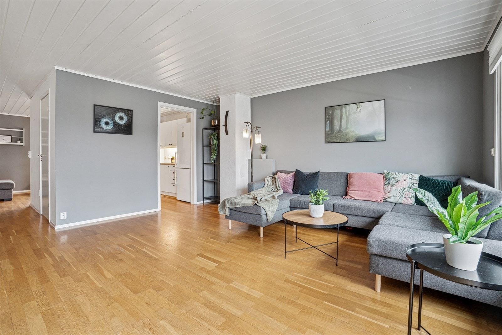 Rommet gir god plass til en større sofagruppe og har en åpen løsning mot kjøkkenet. Galleribilde